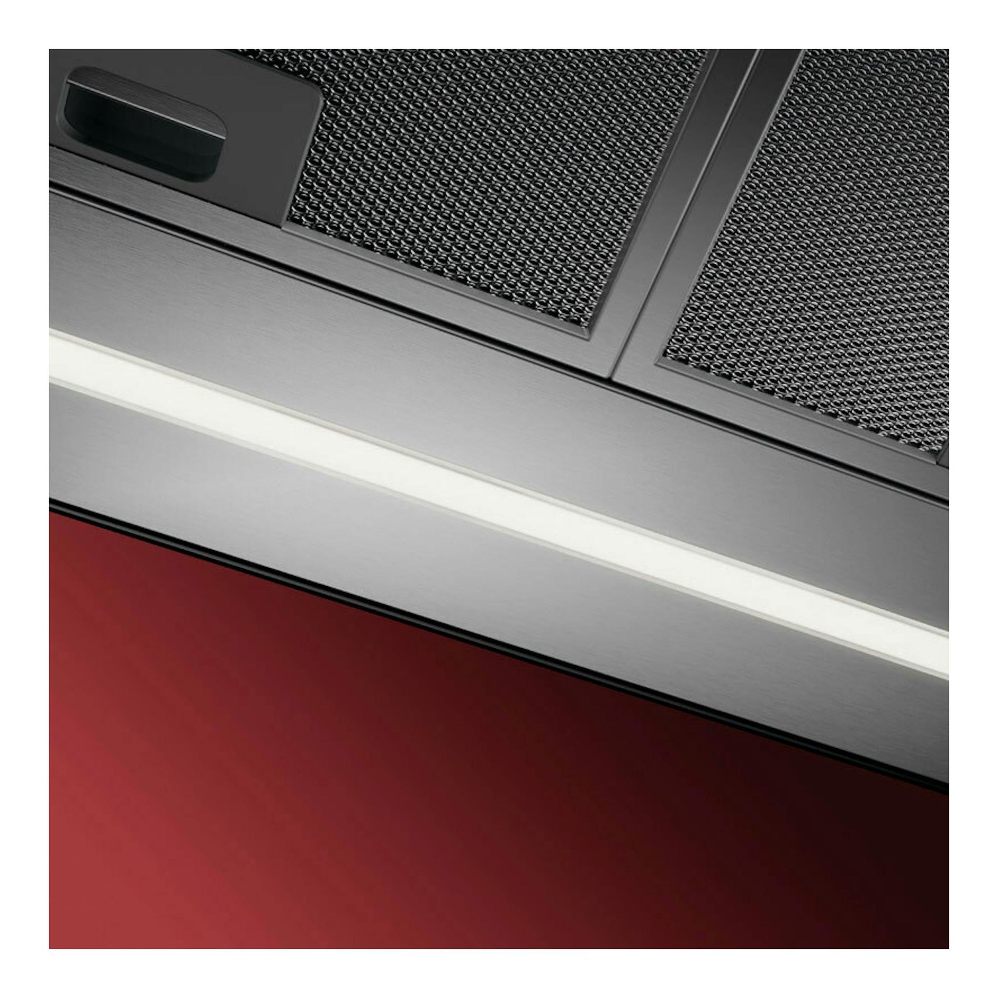 Campana decorativa AEG GB67D61HL inox, vista en ángulo y primer plano del frontal metálico y filtros.