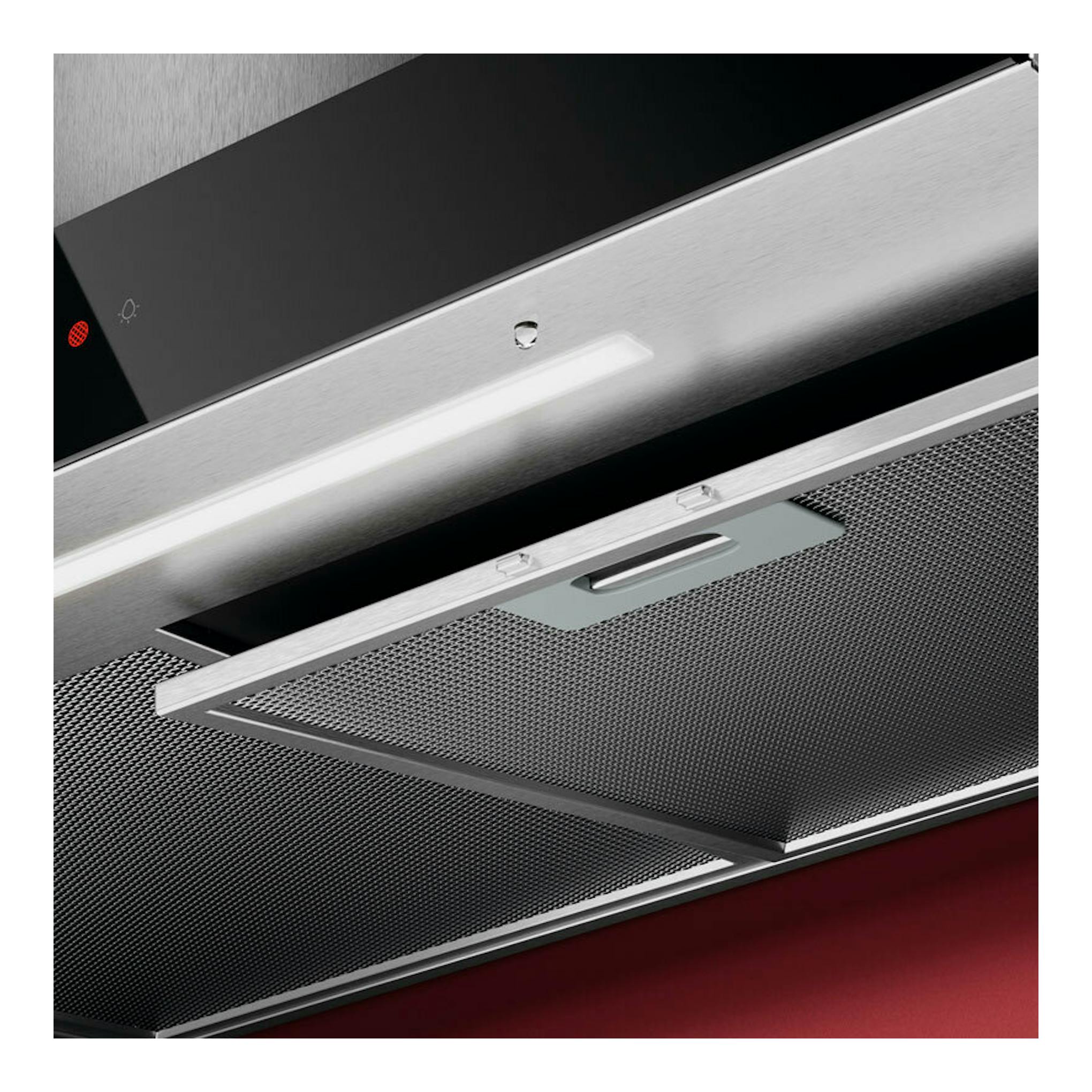 Campana decorativa AEG GB67D61HL en inox, vista en primer plano con filtro metálico abatible.