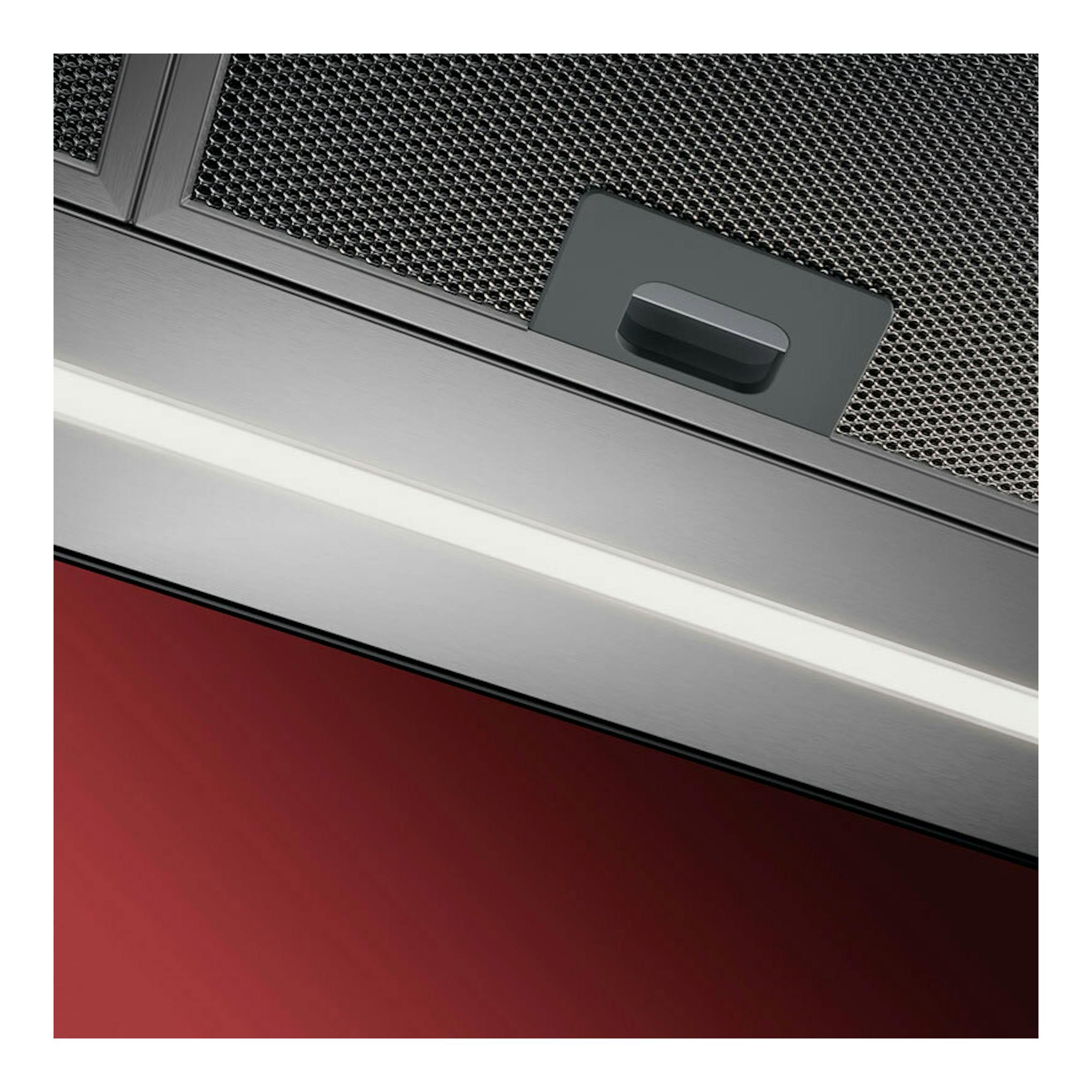 Campana decorativa AEG GB67D91HL inox, vista en primer plano de la parte inferior con filtro metálico.