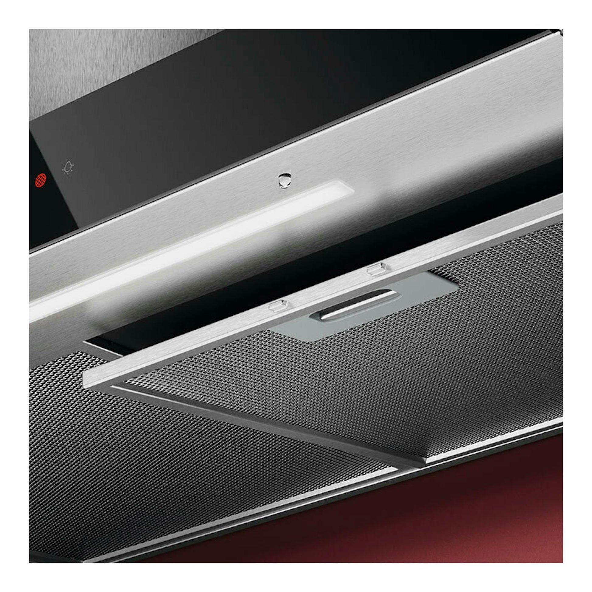Campana decorativa AEG GB67D91HL inox, vista en ángulo con luz y filtros metálicos.