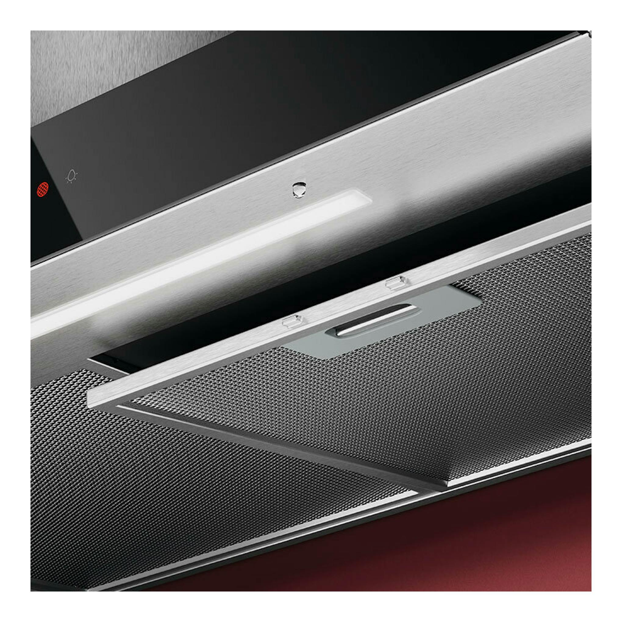 Campana decorativa AEG GB67D91HL inox, vista en ángulo con luz y filtros metálicos.