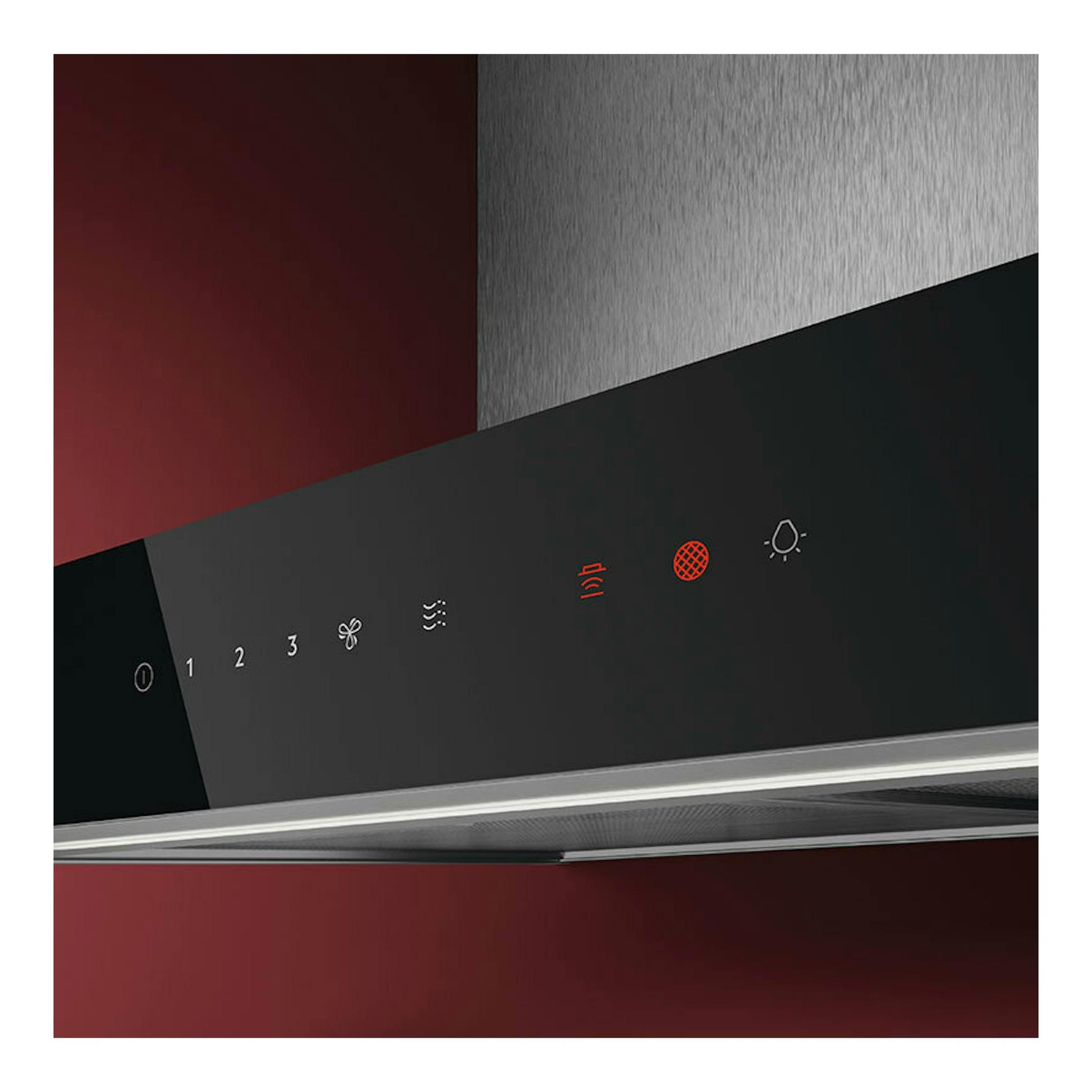 Campana decorativa AEG GB67D91HL de inox y panel negro, vista frontal inclinada con controles táctiles.