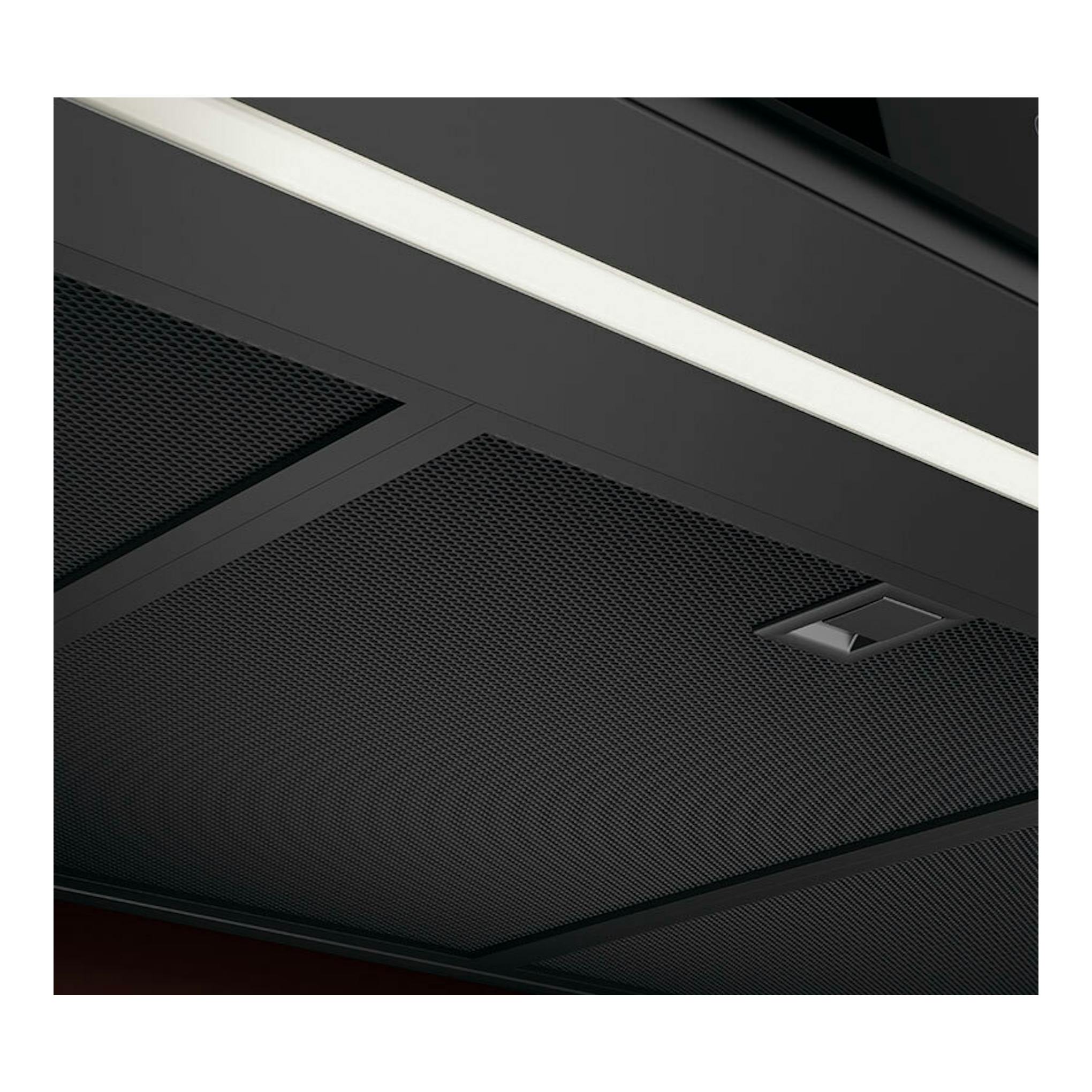 Campana extractora AEG GB87D91CB negra, vista inferior en ángulo, con rejilla metálica y tira de luz.