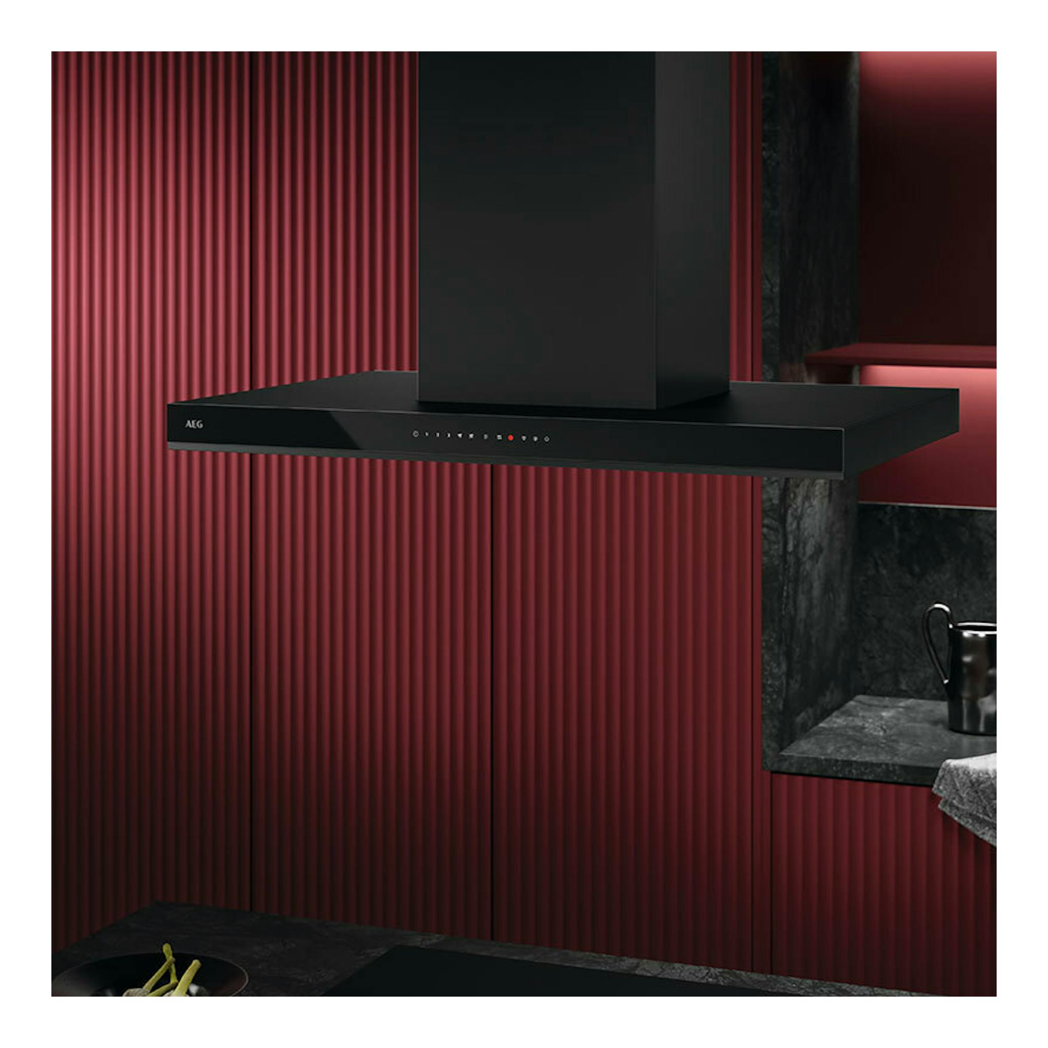 Campana decorativa AEG GI87D91CB negra mate de 90 cm, vista frontal, instalada en cocina.