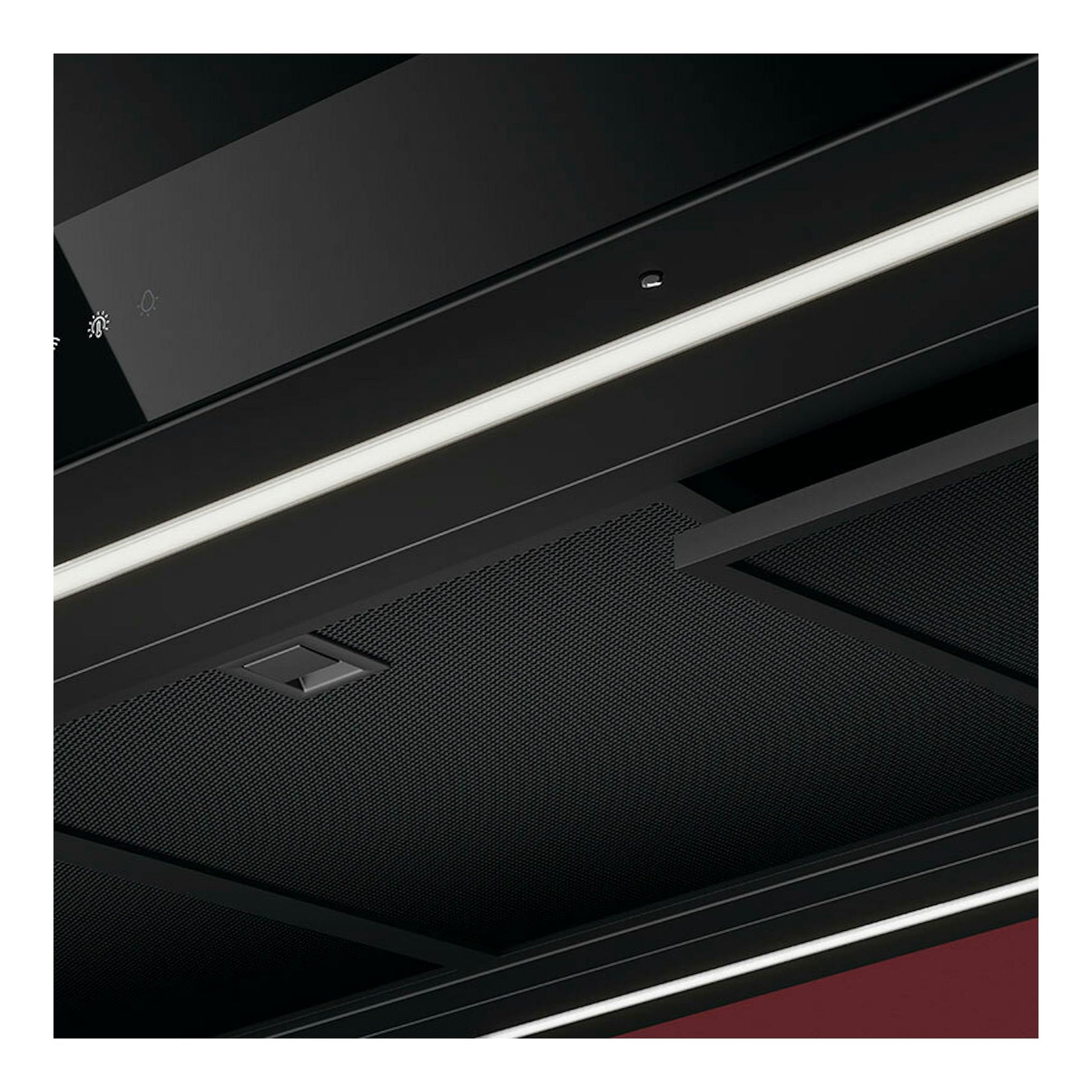 Campana extractora AEG GI87D91CB negra mate, vista inferior en ángulo con filtro metálico y luz LED.