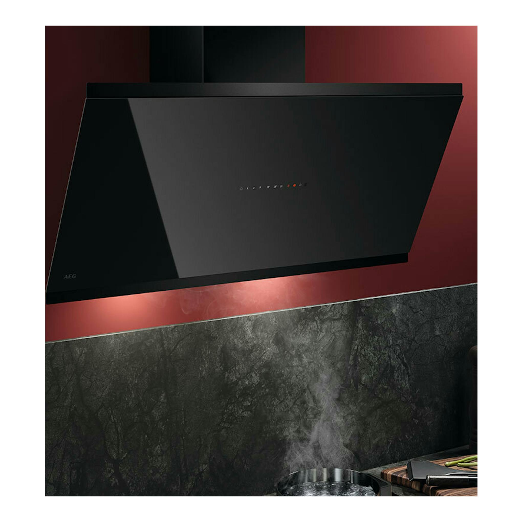 Campana decorativa AEG GV77D91SB negra de cristal, vista frontal inclinada.