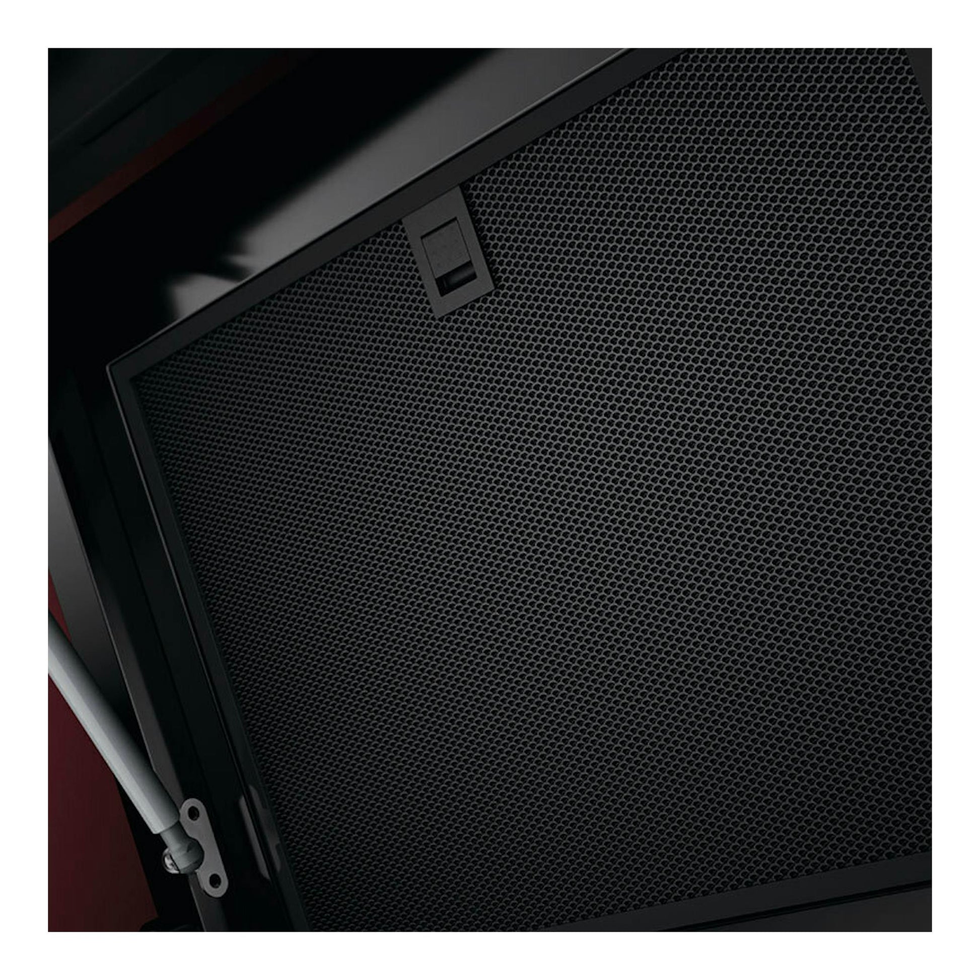 Campana decorativa AEG GV77D91SB en negro, primer plano del filtro metálico y borde de cristal.