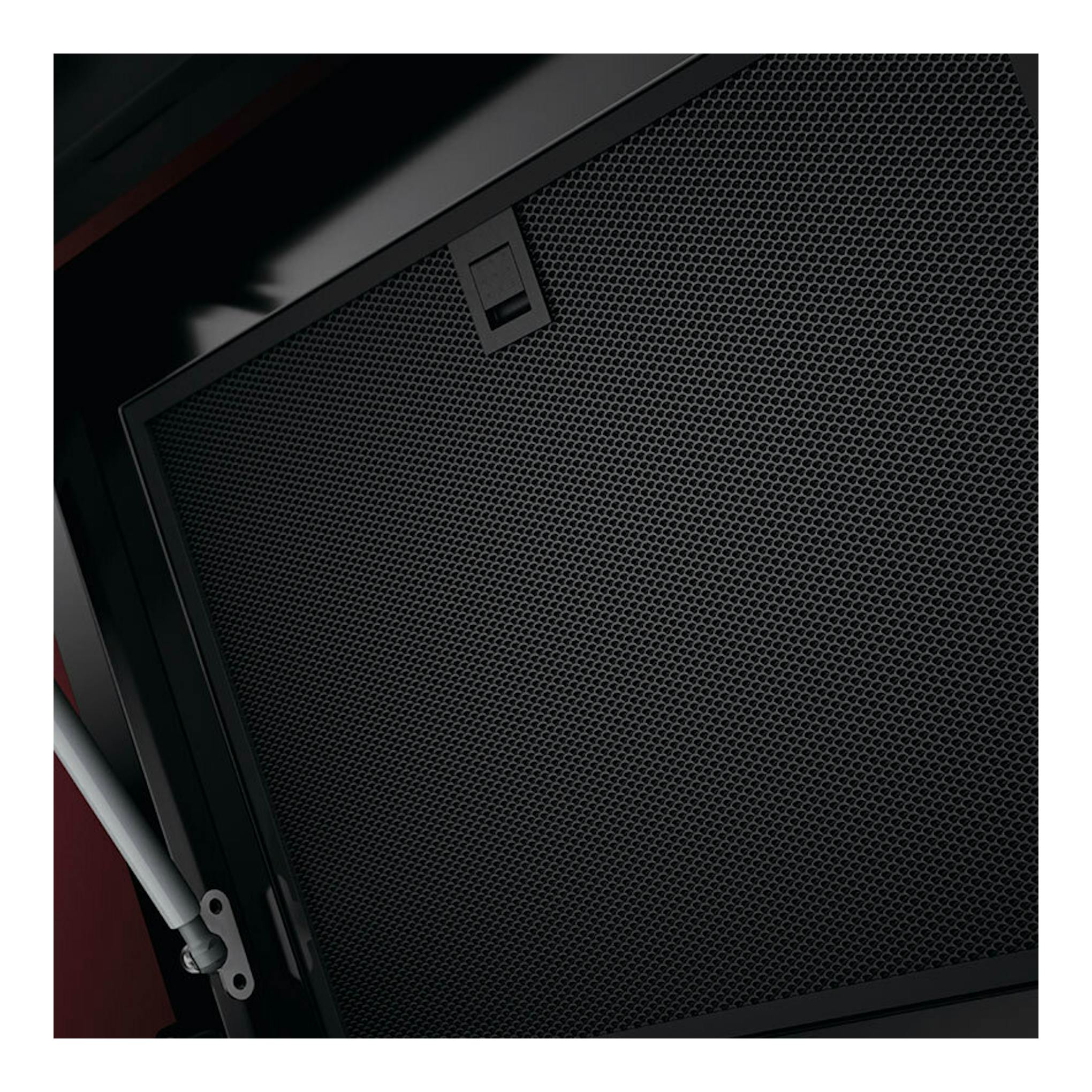 Campana decorativa AEG GV77D91SB en negro, primer plano del filtro metálico y borde de cristal.