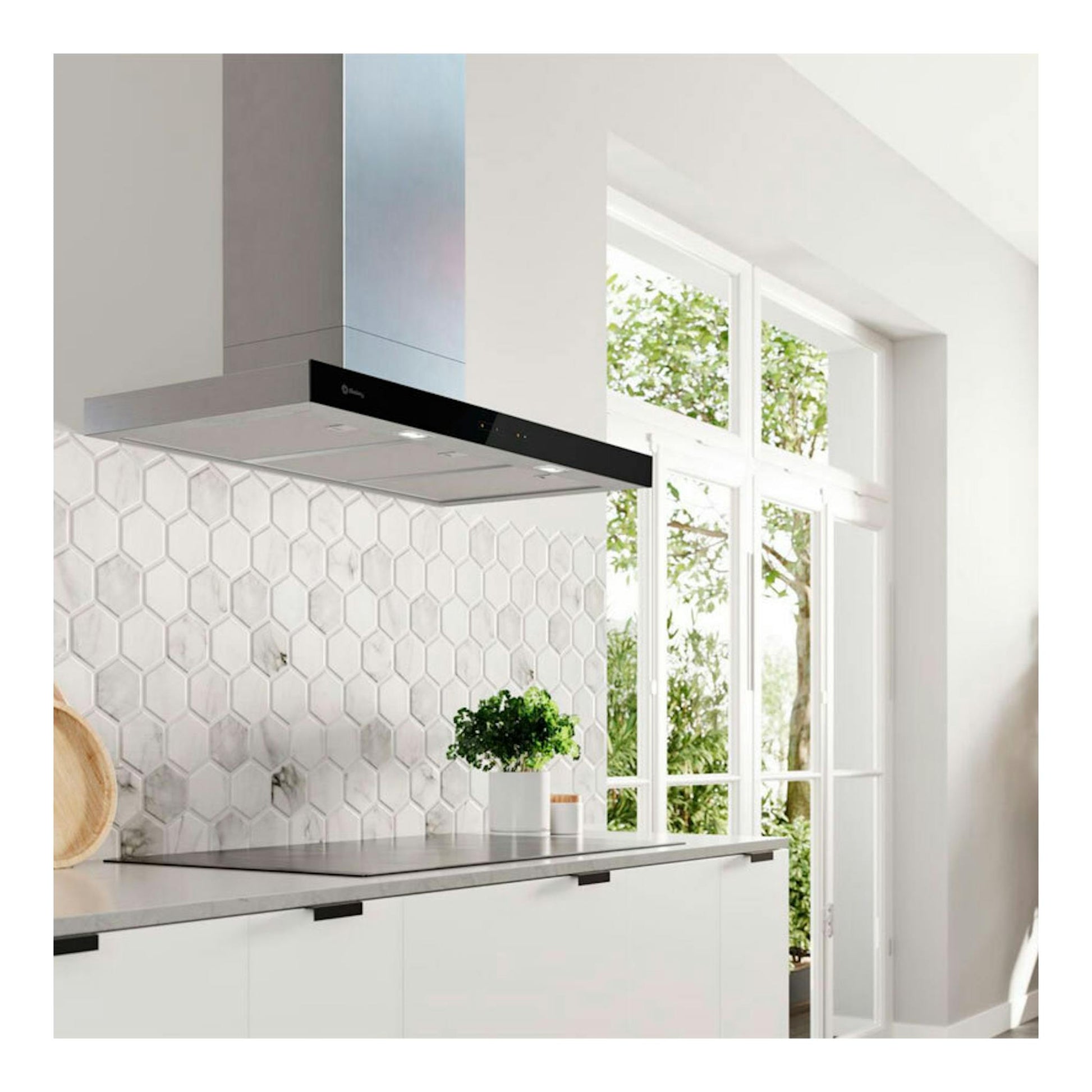 Campana decorativa Balay 3BC897GX inox, vista frontal en cocina blanca con panel frontal negro.