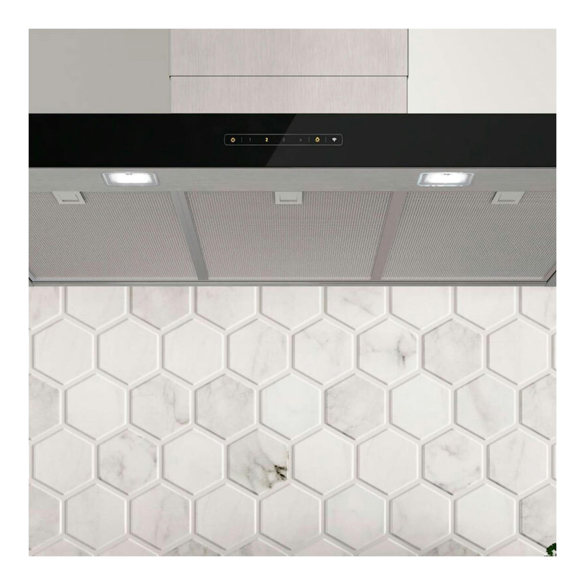 Campana decorativa Balay 3BC897GX en inox y negro, vista frontal, con tres luces sobre azulejos hexagonales blancos.