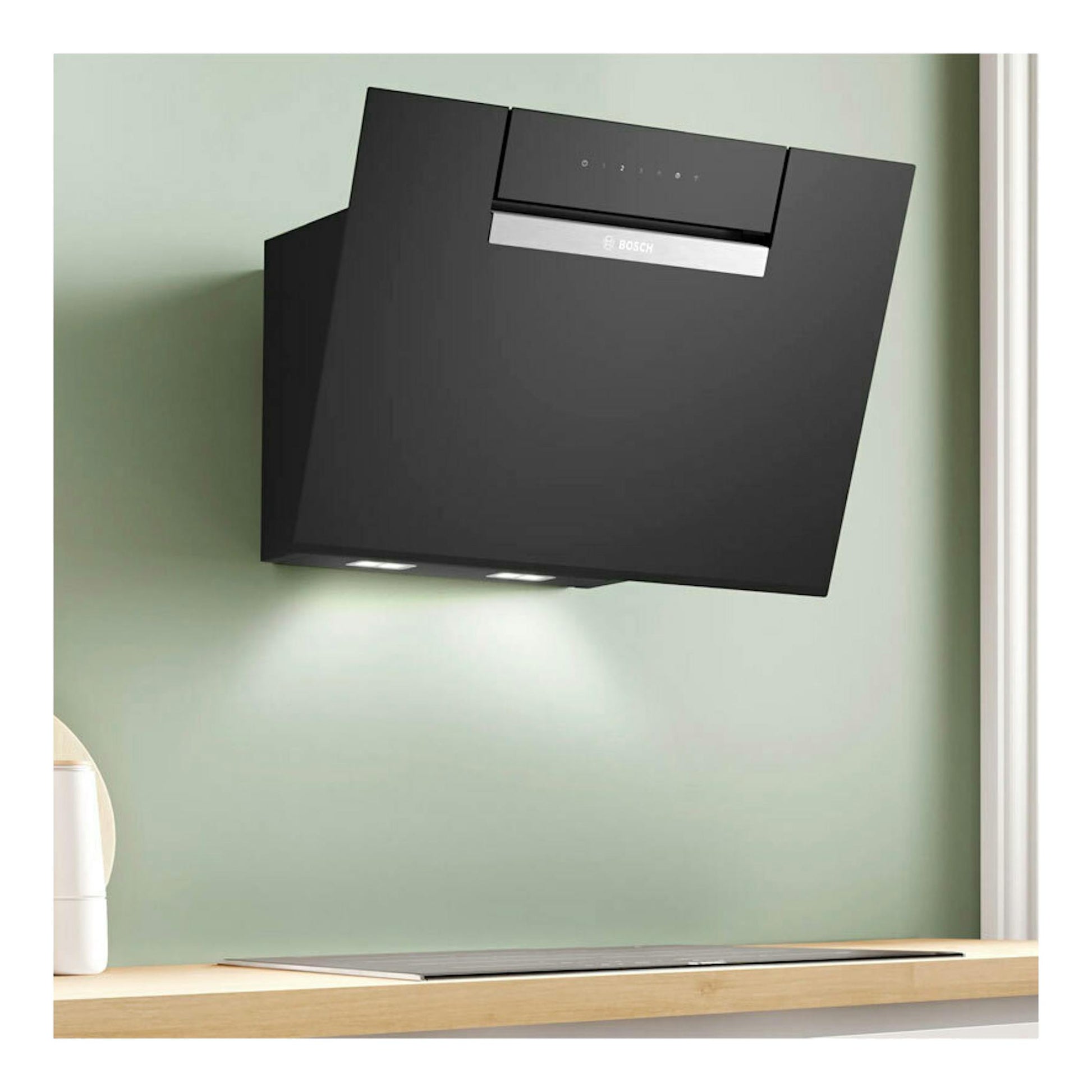 Campana decorativa Bosch DWK67FN60 de cristal negro, vista frontal inclinada, montada en pared.