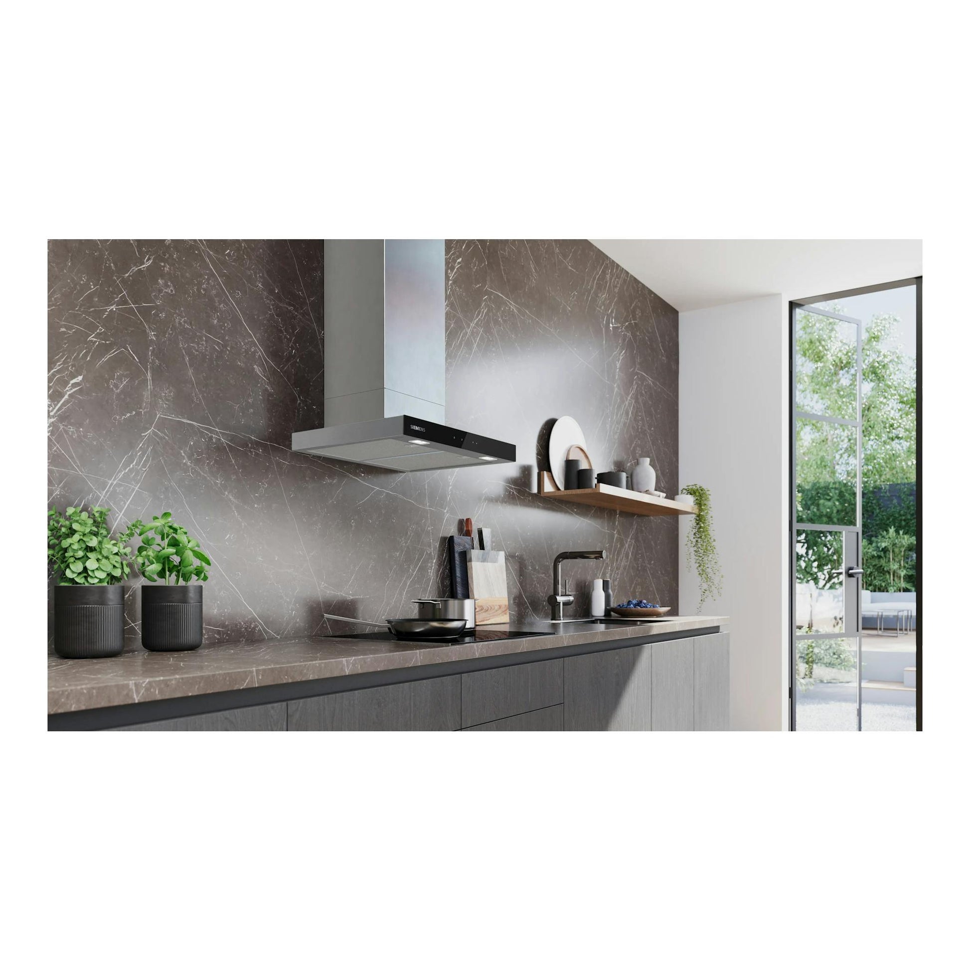 Campana decorativa de pared Siemens LC67BDN30 en acero mate, vista frontal inclinada, sobre cocina moderna.