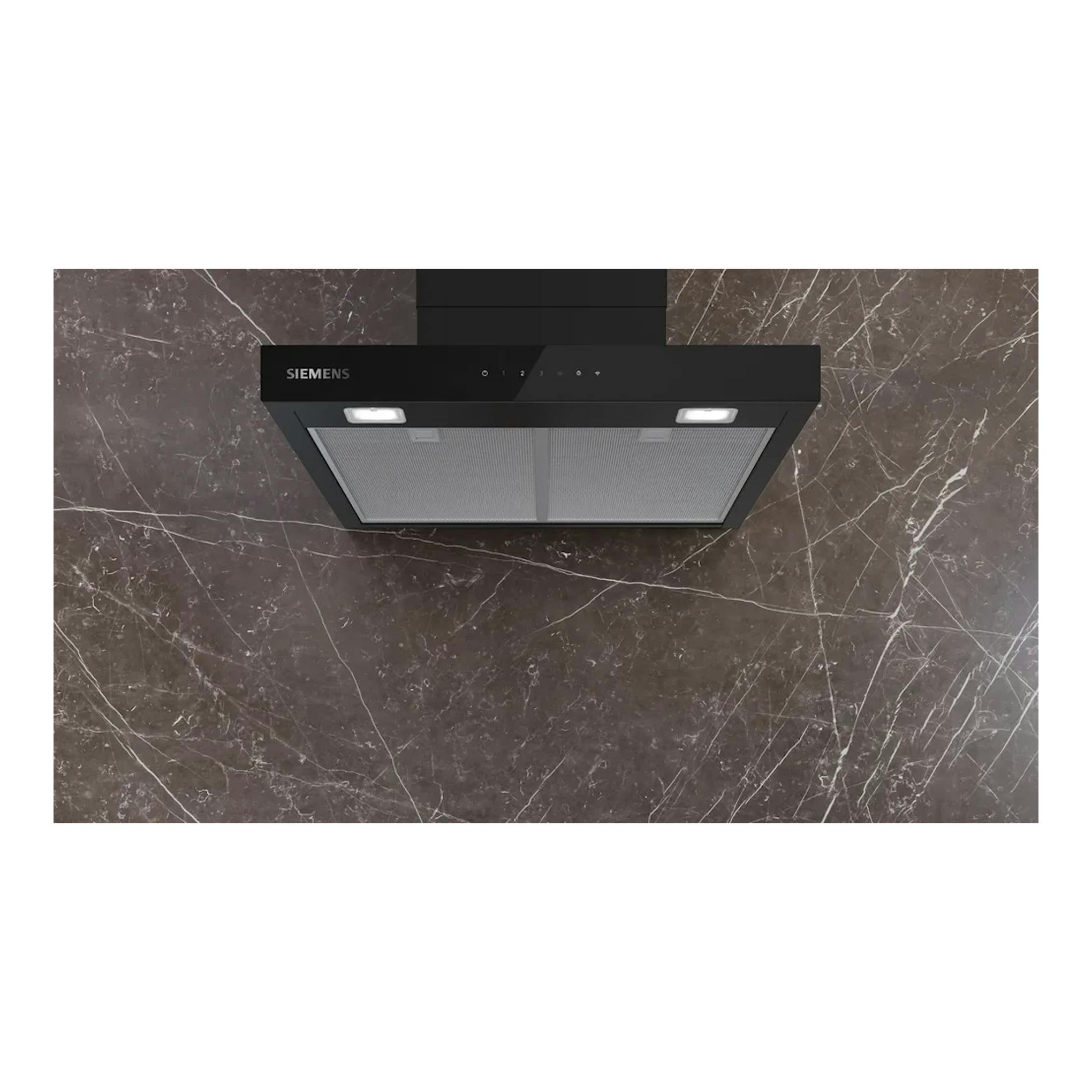 Campana decorativa de pared Siemens LC67BDN60, negro mate, vista frontal con luz encendida.