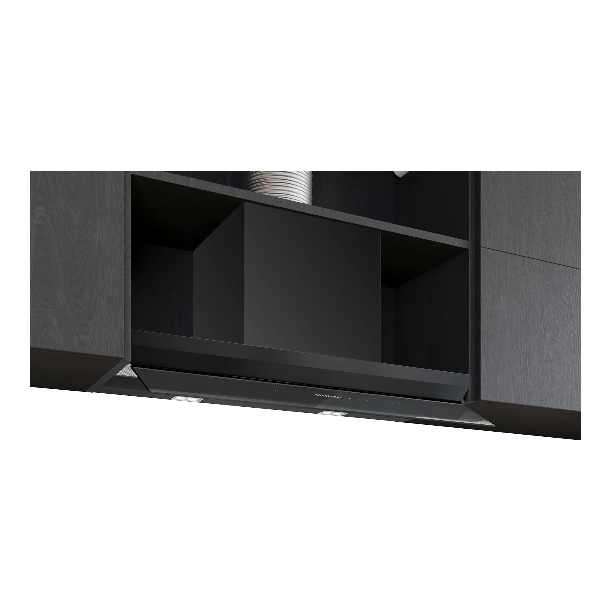 Campana extractora integrada Siemens LJ88BET60, cristal negro, vista frontal en muebles oscuros.