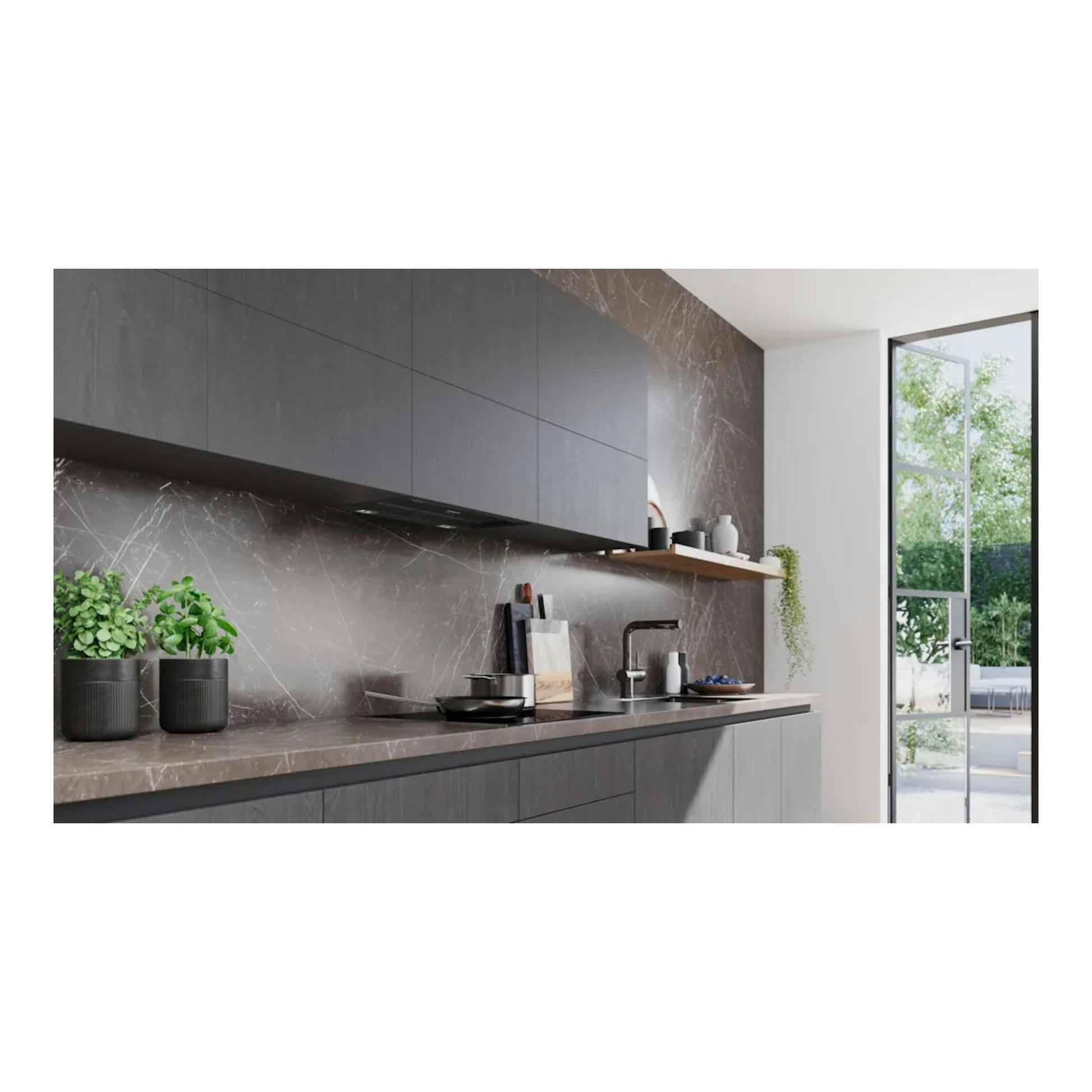 Siemens LJ97BDP60, campana integrada negra mate bajo armarios, vista frontal oblicua en cocina moderna.