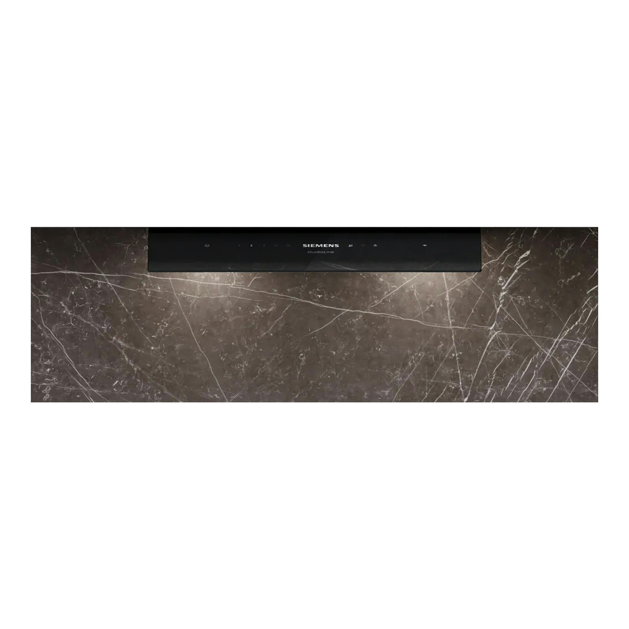 Campana integrable Siemens LJ97BDP60, vista frontal, negra mate, bajo armarios oscuros.