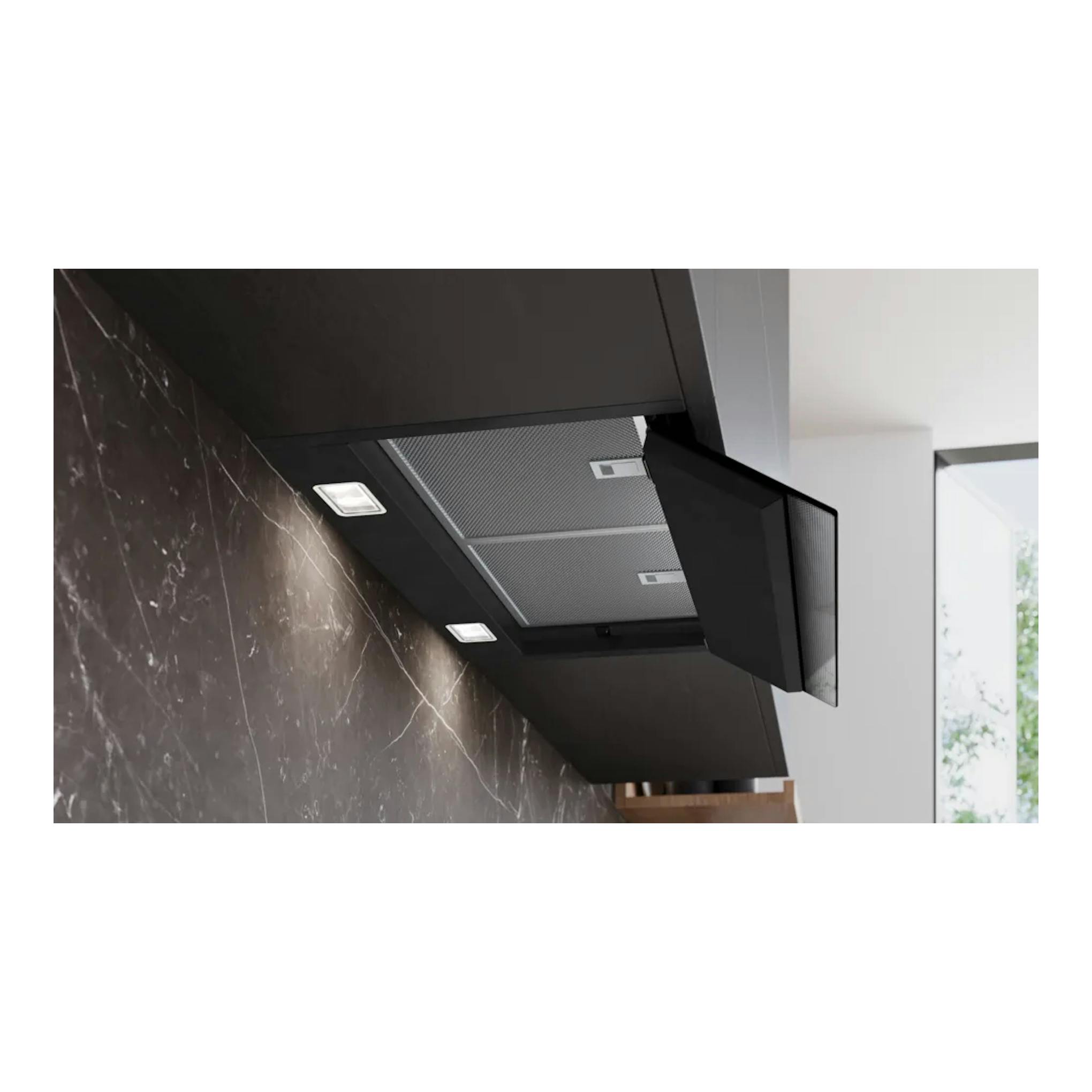 Campana extractora integrada Siemens LJ97BDP60, negro mate, vista en ángulo con panel frontal abatible.