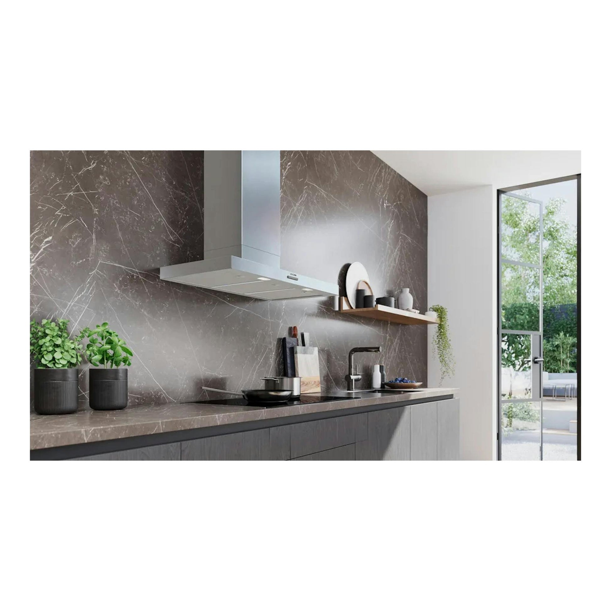 Campana decorativa Siemens LC95BCC30 de acero inoxidable, vista frontal inclinada, 90 cm, en cocina moderna.
