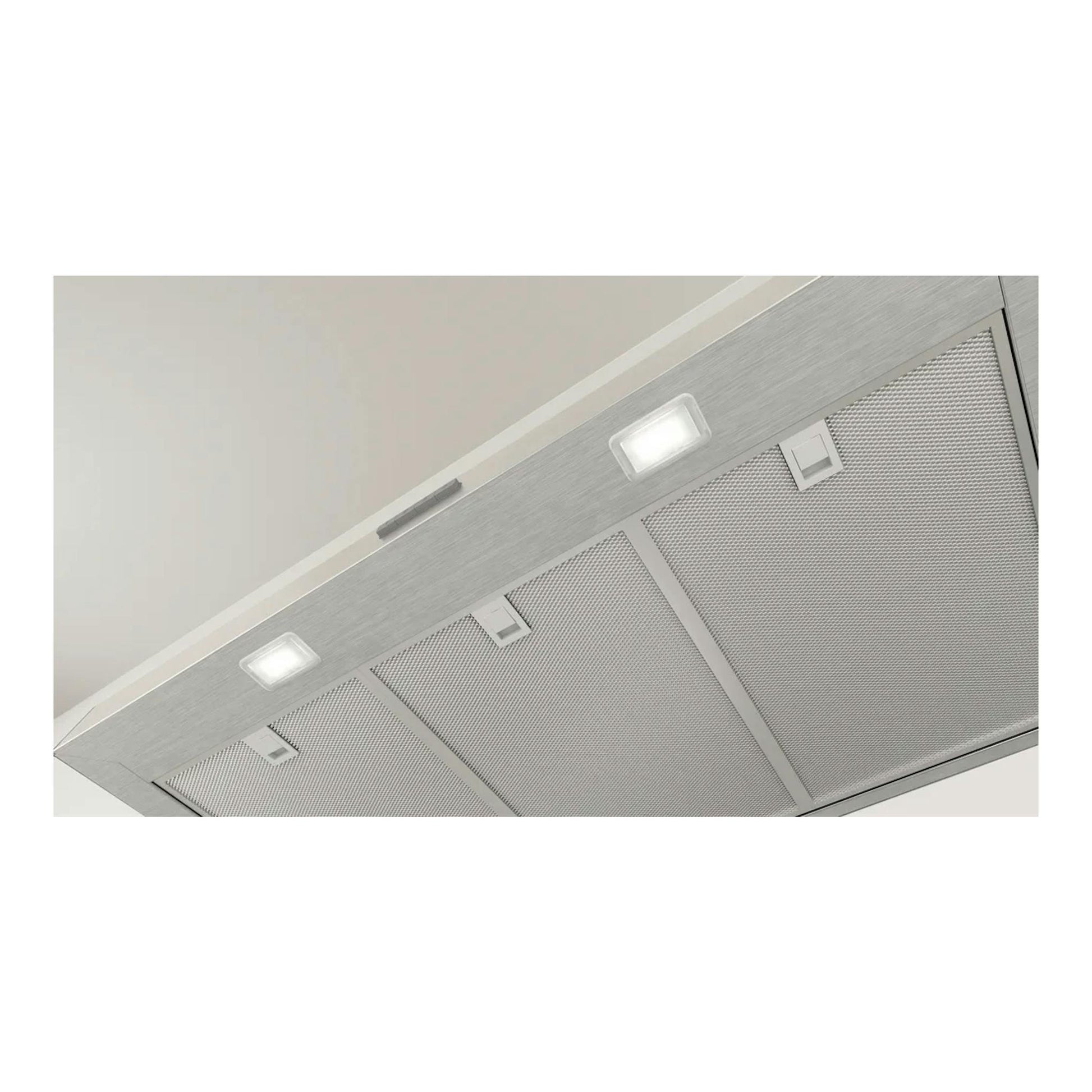 Campana decorativa Siemens LC95BCC30 de inox, vista inferior inclinada con luces LED y filtros metálicos.