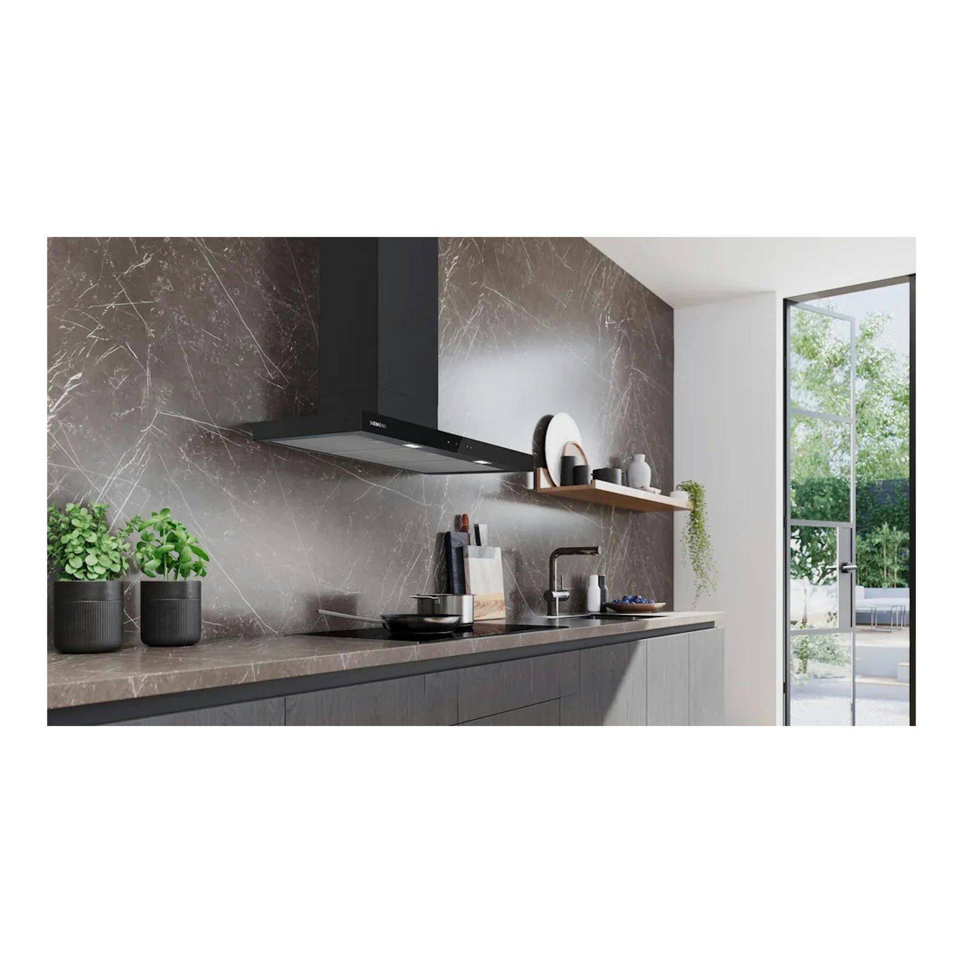 Campana decorativa Siemens LC97BDN60 negra mate, vista frontal en cocina moderna.