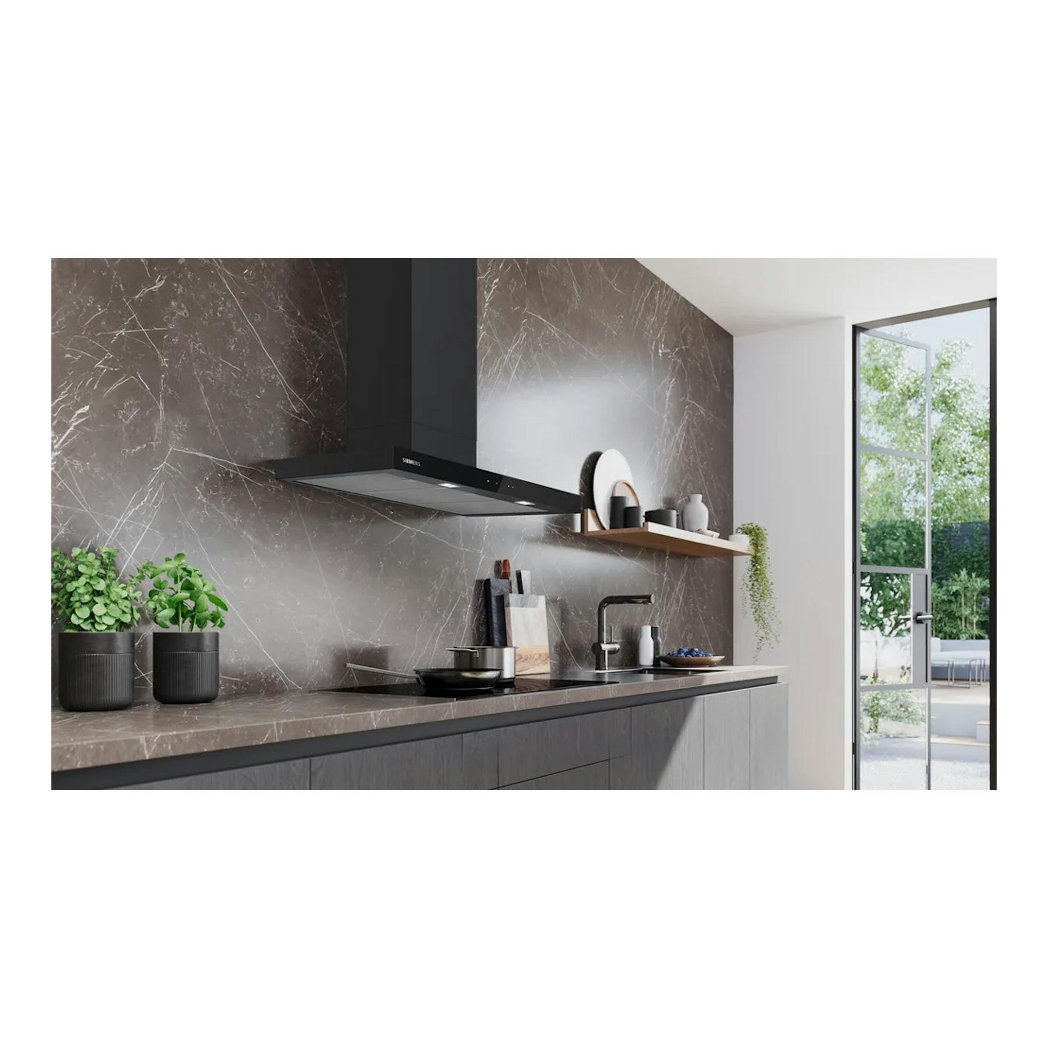 Campana decorativa Siemens LC95BCC60 en negro mate, vista frontal sobre cocina moderna.