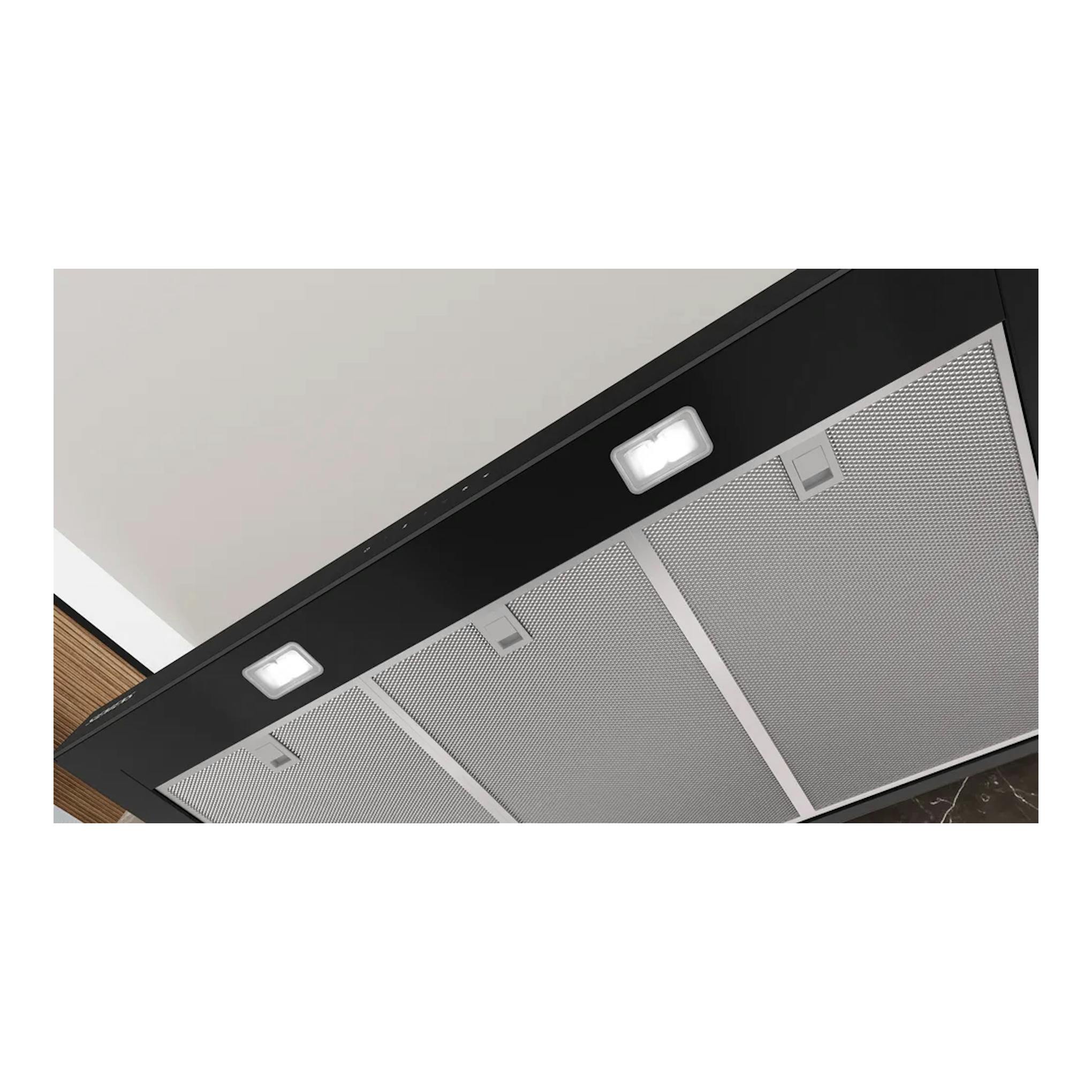 Campana decorativa Siemens LC95BCC60 negra mate, vista inferior con filtros metálicos y luces LED.