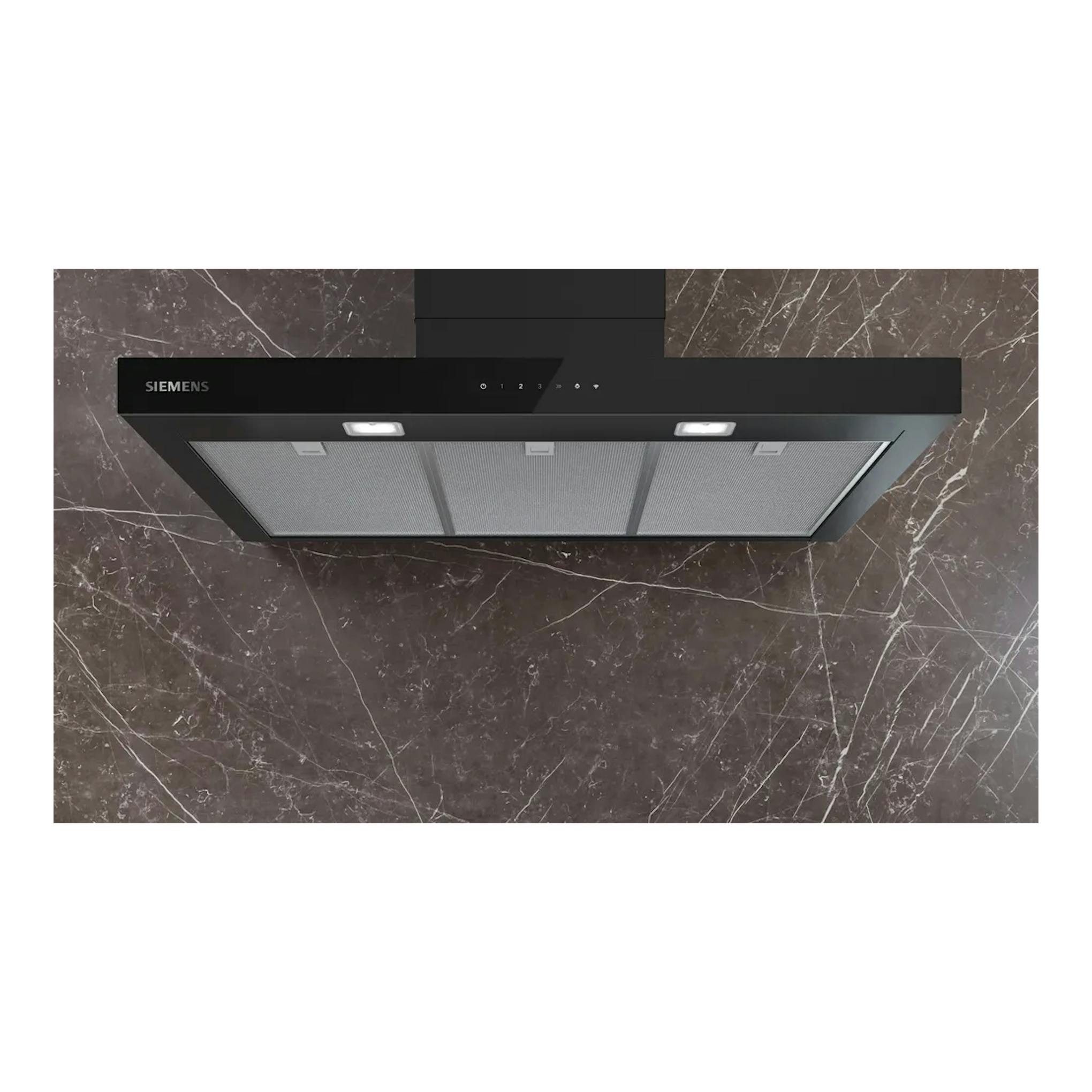 Campana decorativa Siemens LC97BDN60 negra mate, vista frontal, sobre pared de mármol.
