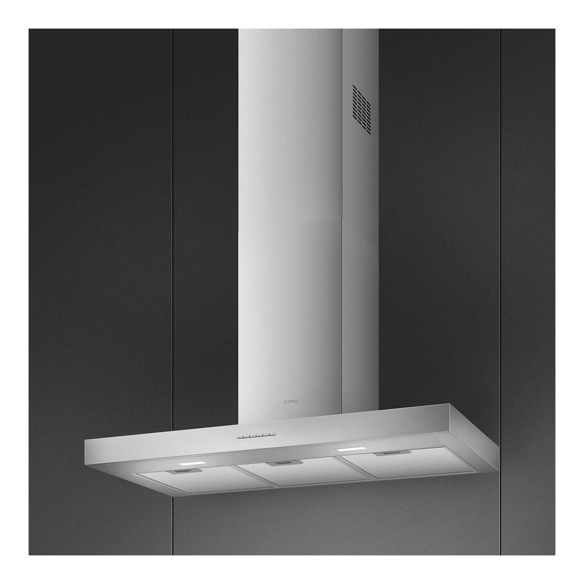 Campana decorativa Smeg KBT900XE de acero inoxidable, vista frontal inclinada, con chimenea vertical.