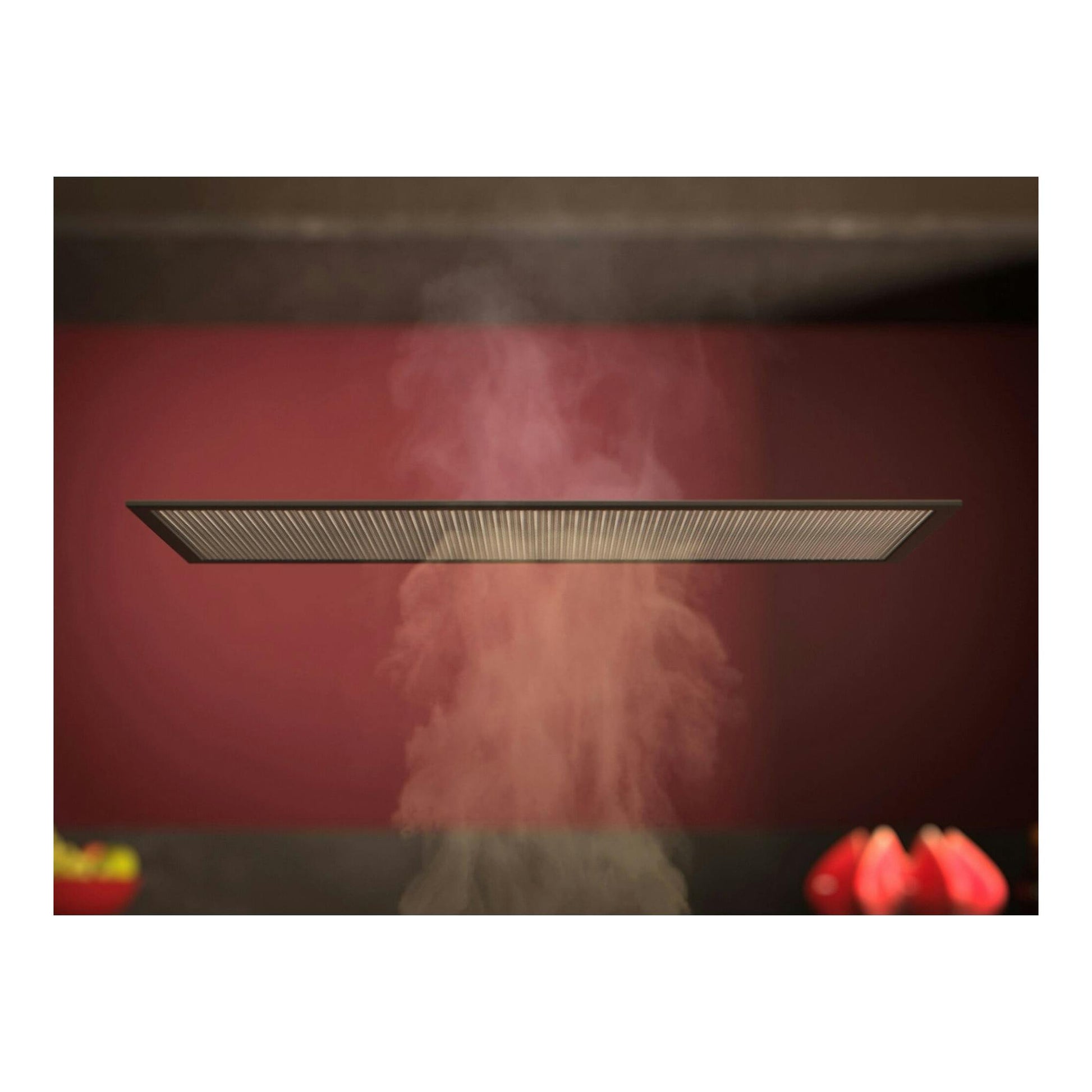 Campana extractora AEG GE68D2HB negra, vista inferior rectangular e integrada, con humo ascendiendo.