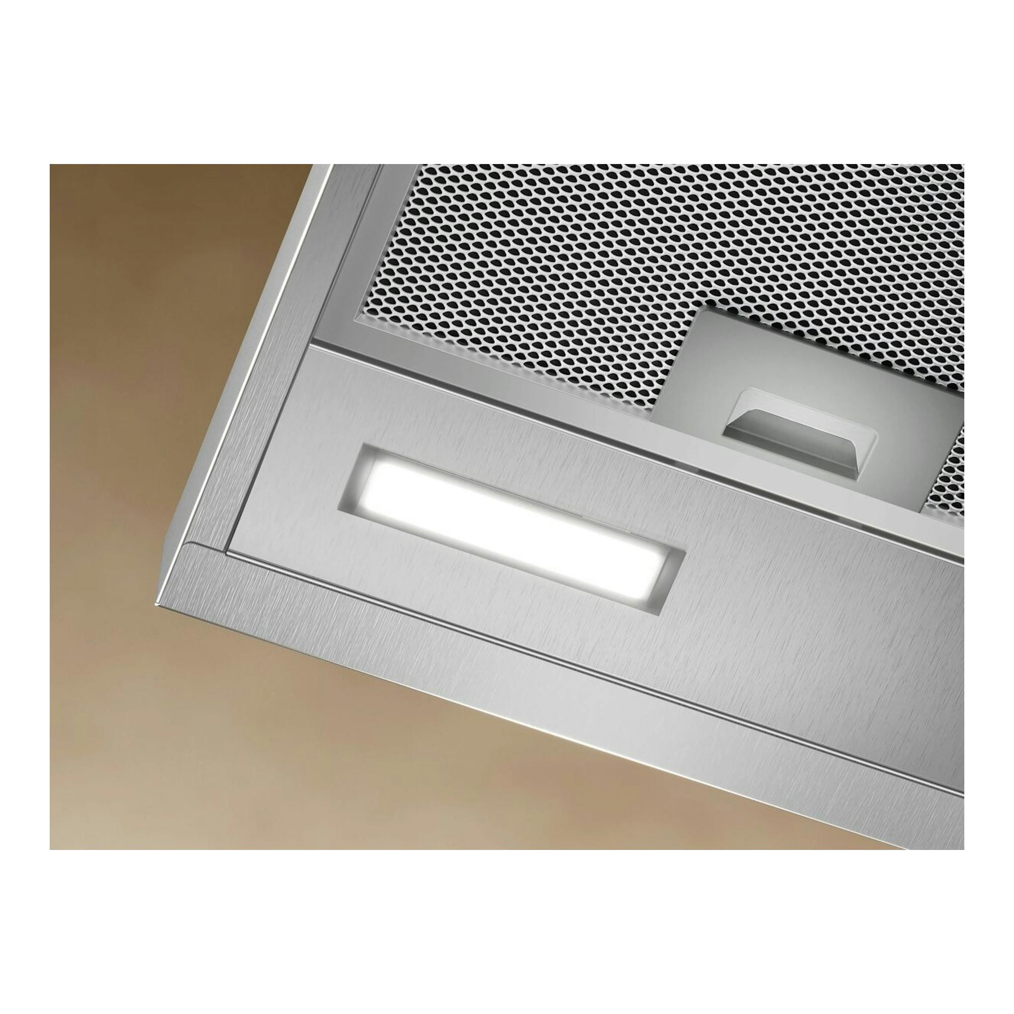 Campana extractora Electrolux LFC516X de inox, vista inferior en ángulo, con luz y filtro metálico.