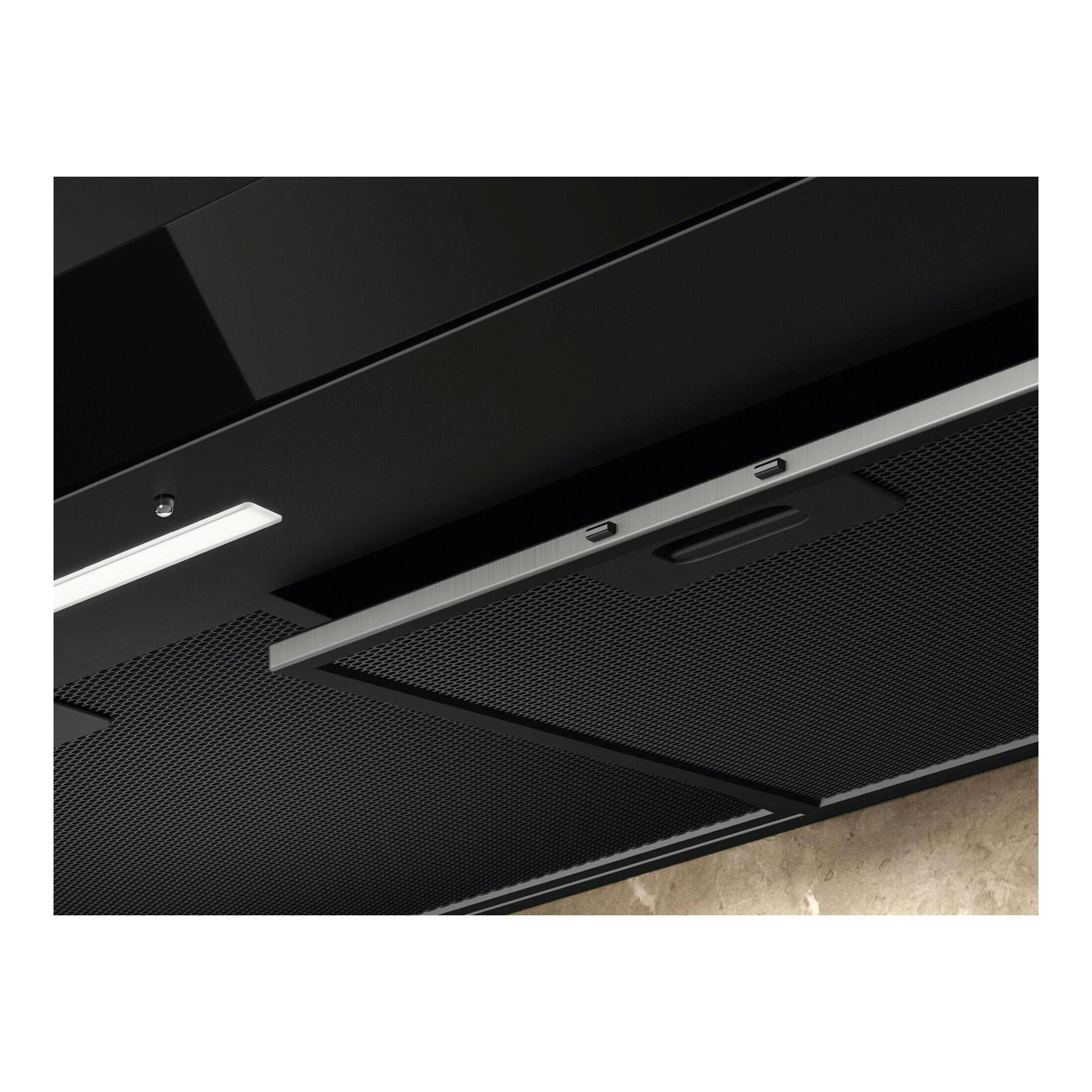 Campana extractora Electrolux LFT819K negra, vista inferior en primer plano, con filtros metálicos.