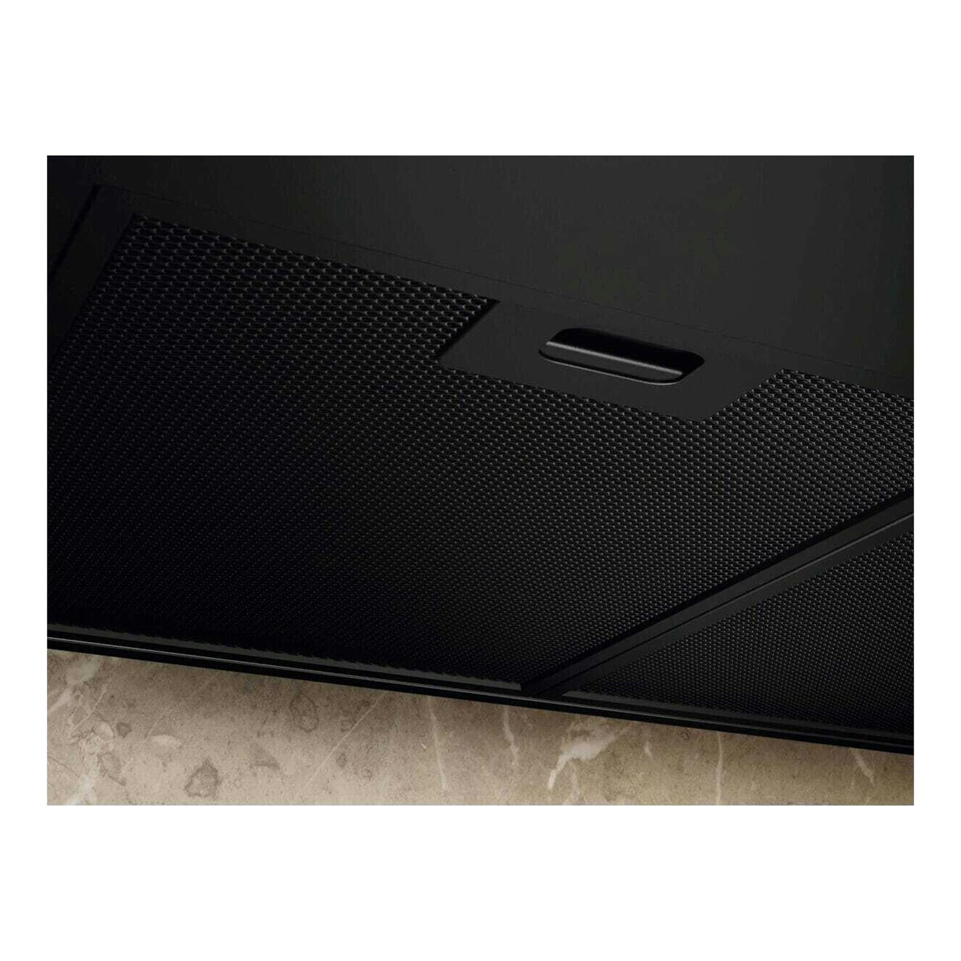 Campana extractora Electrolux LFT819K negra, vista inferior en primer plano con filtro metálico.
