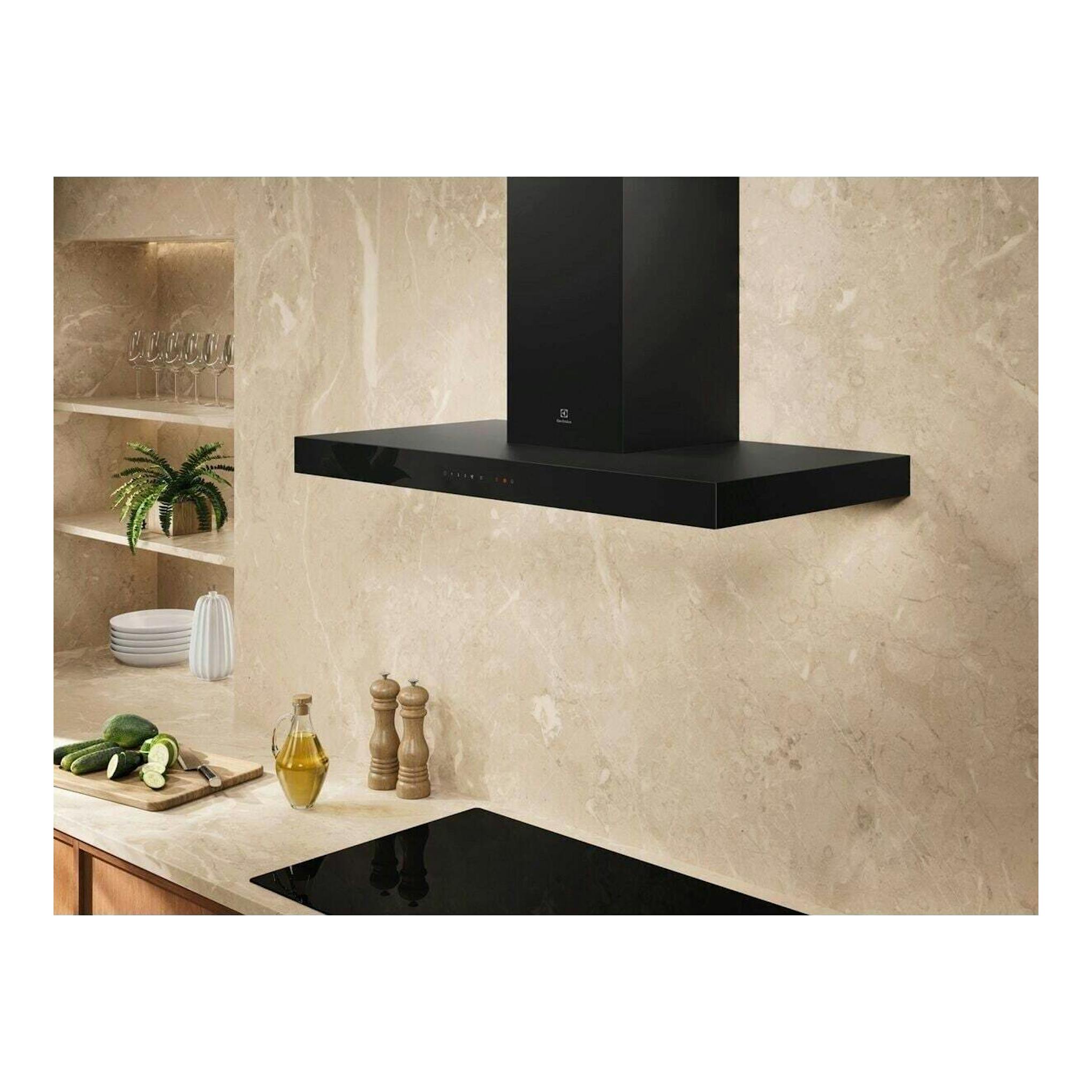 Campana extractora decorativa Electrolux LFT819K negra, vista frontal, instalada sobre una encimera beige.