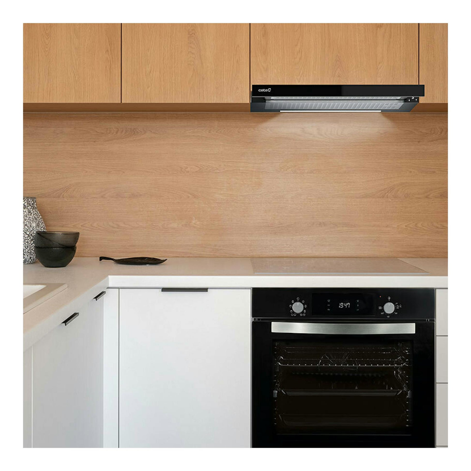 Campana extraíble Cata TFH 6830 GBK negra, vista frontal, instalada bajo armario de cocina.