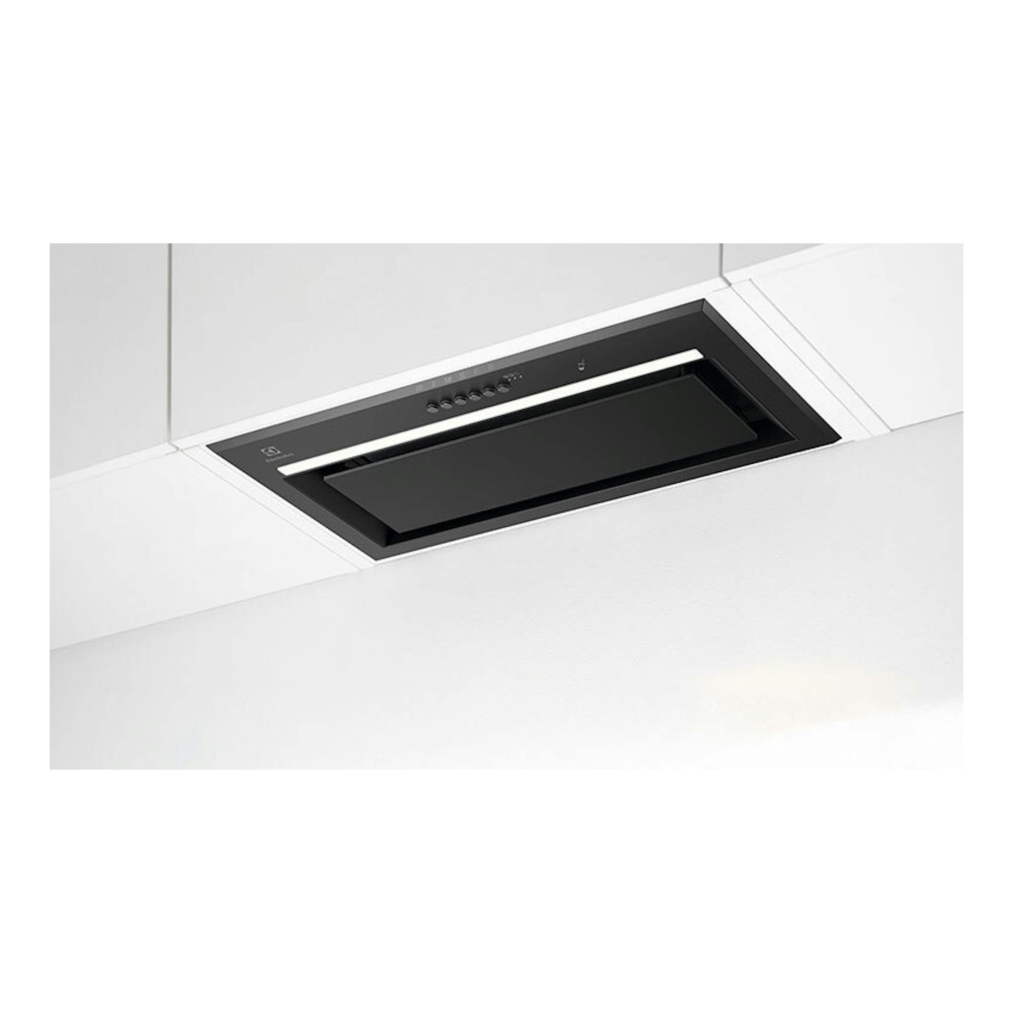 Campana integrable Electrolux LFG815K negra, vista en ángulo, empotrada en techo blanco.