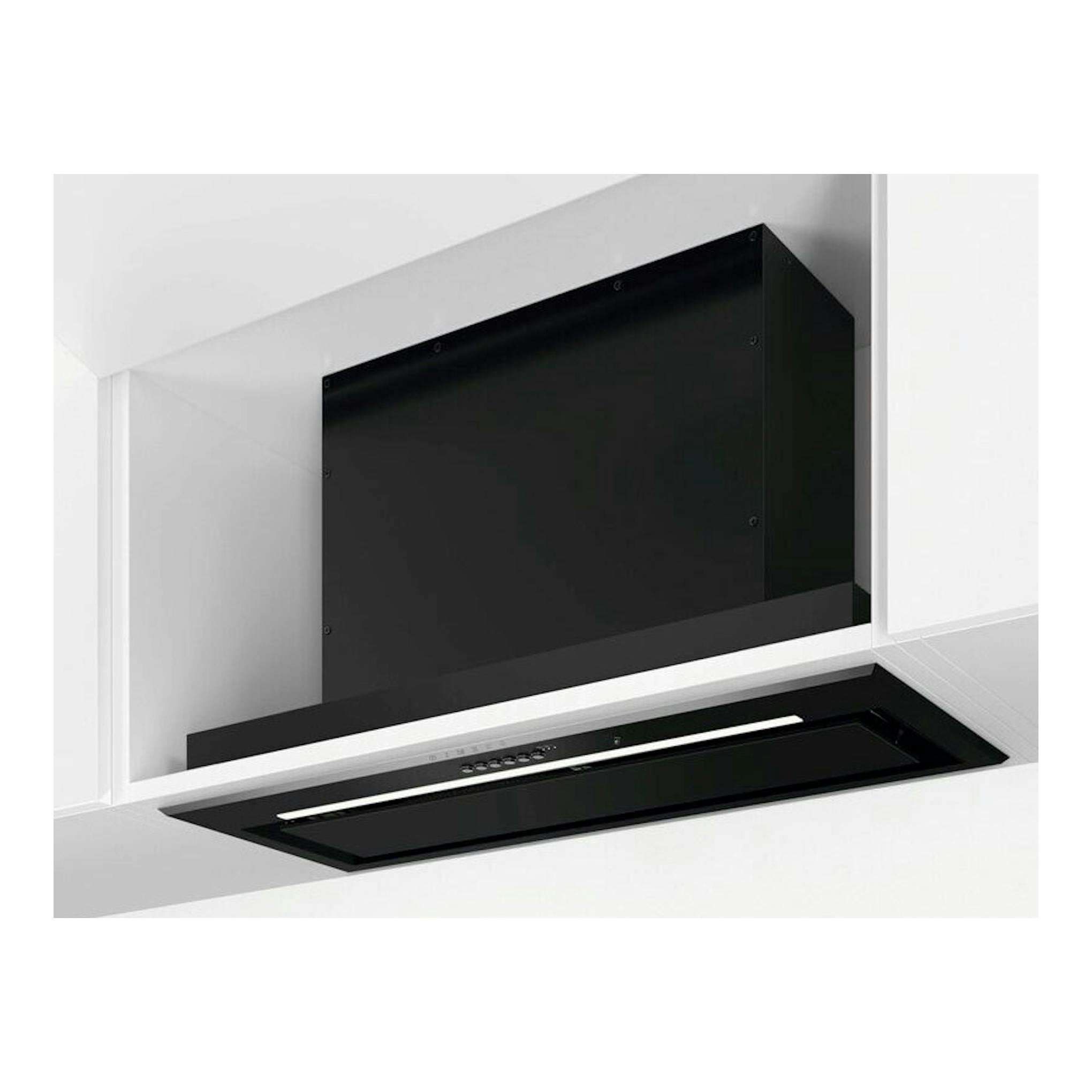 Campana integrable Electrolux LFG818K negra, vista en ángulo inferior, instalada bajo un mueble blanco.