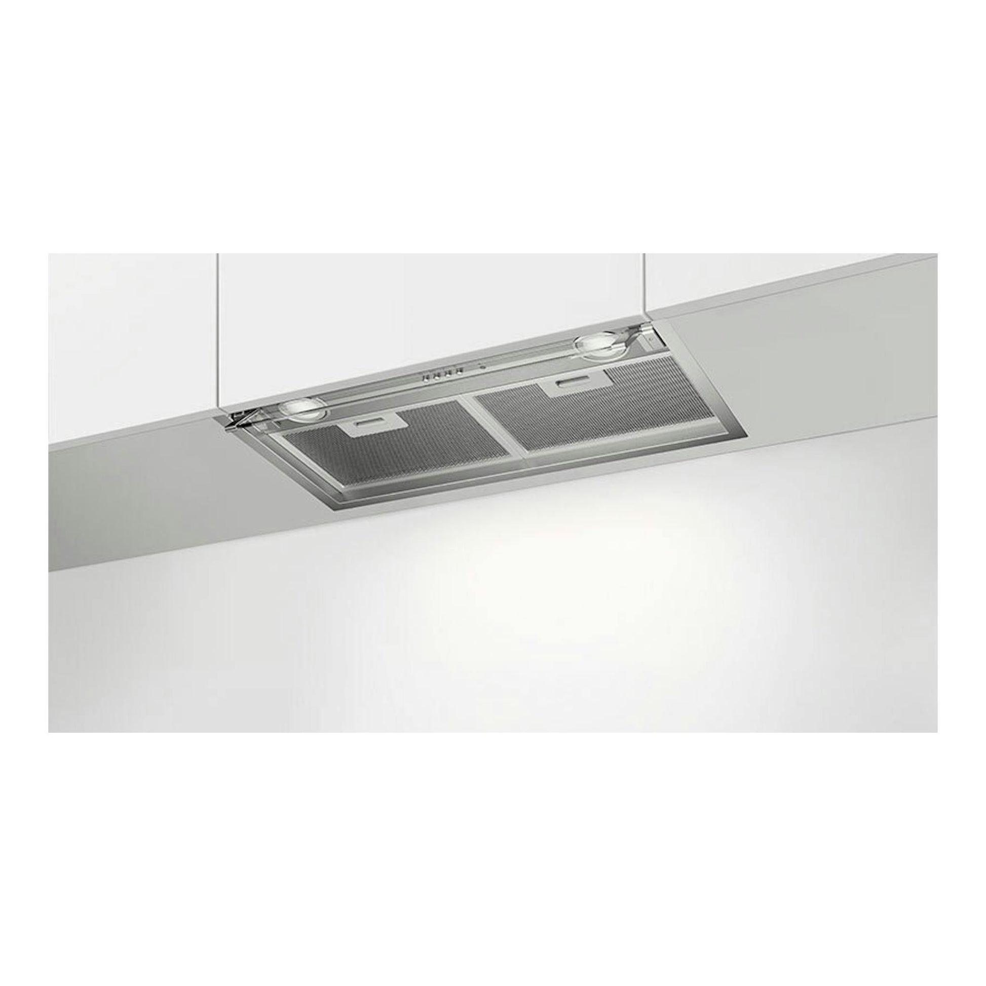 Campana integrable Electrolux LFP516X de acero inoxidable, vista frontal inferior, instalada en mueble blanco.