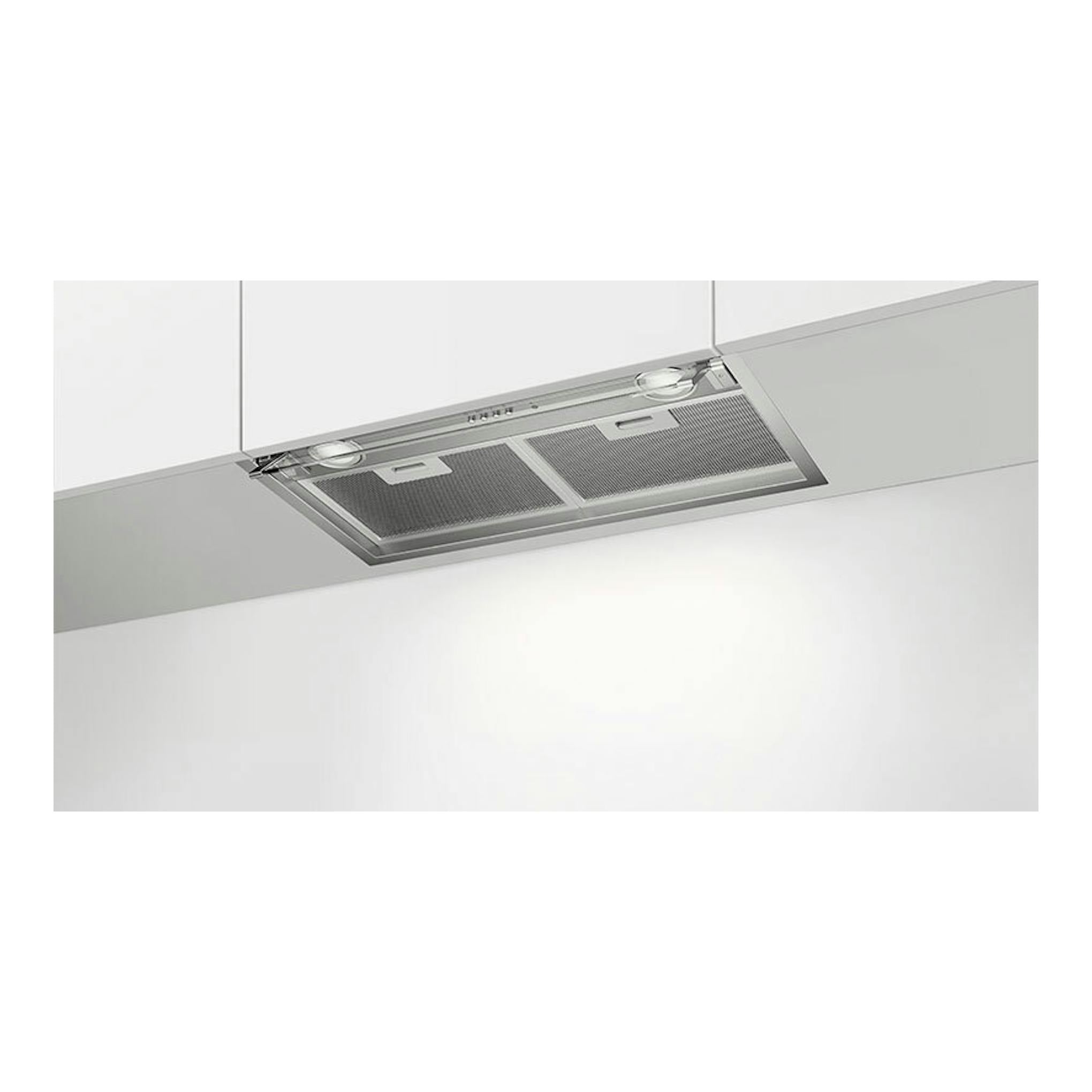 Campana integrable Electrolux LFP516X de acero inoxidable, vista frontal inferior, instalada en mueble blanco.