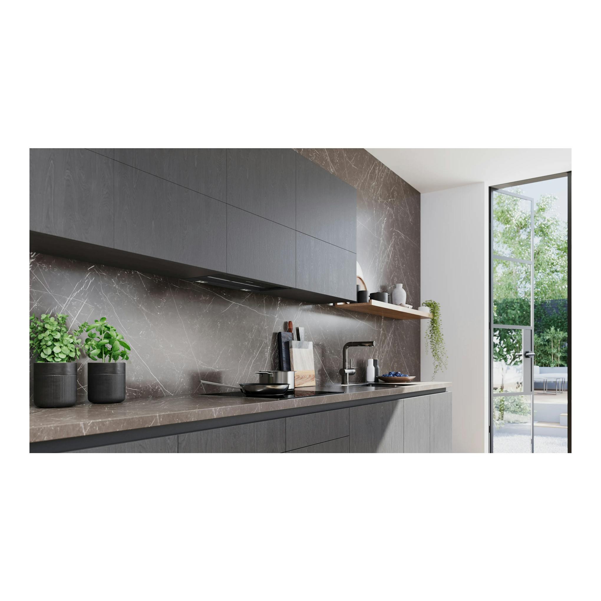 Campana integrable Siemens LJ67BDP60 de cristal negro, instalada bajo armarios oscuros en cocina moderna.