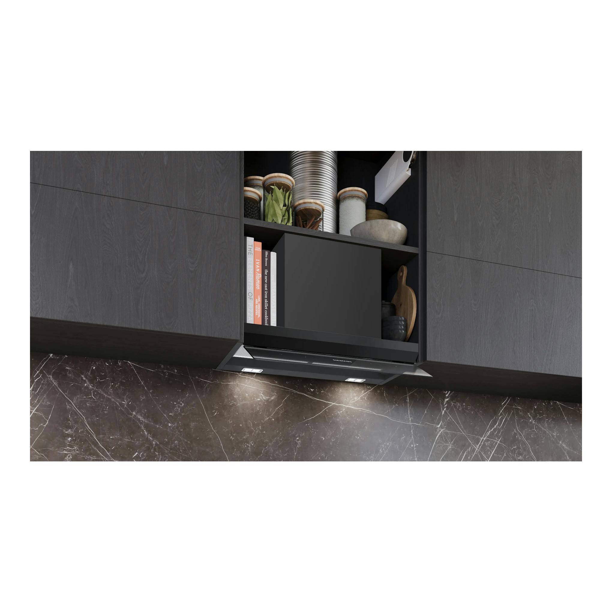 Campana integrable Siemens LJ67BDP60 negra, vista frontal en cocina con armarios oscuros.