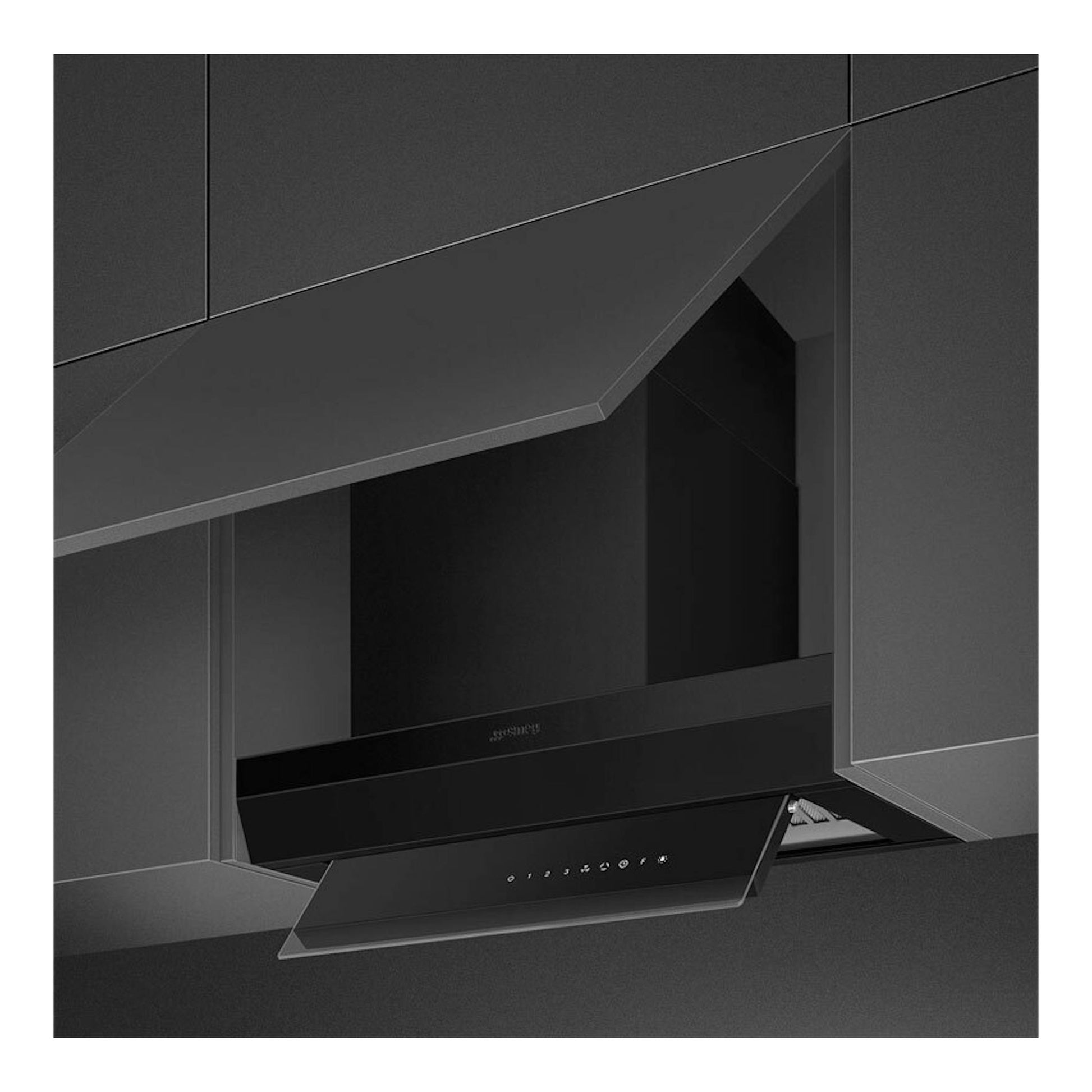 Campana integrable Smeg KSGT64BLV negra de 60 cm, vista frontal inclinada entre muebles de cocina.