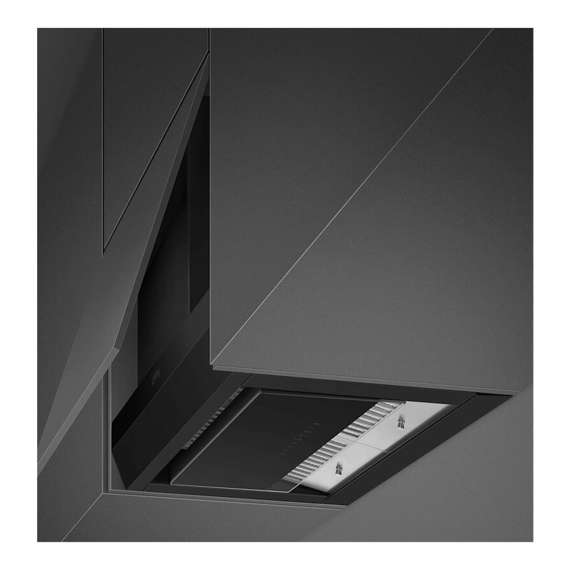 Campana integrable Smeg KSGT64BLV negra de 60 cm, vista inferior entre muebles de cocina.