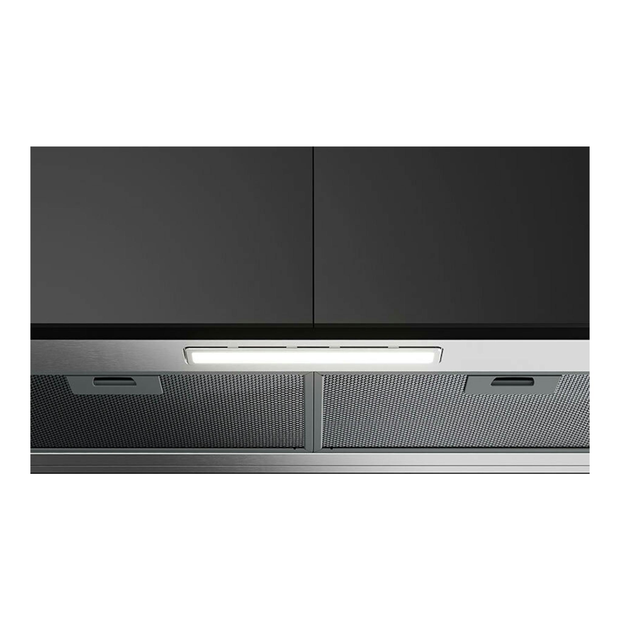 Campana integrable Teka GFI93030KOS de acero inoxidable, vista frontal inferior, con luz central.