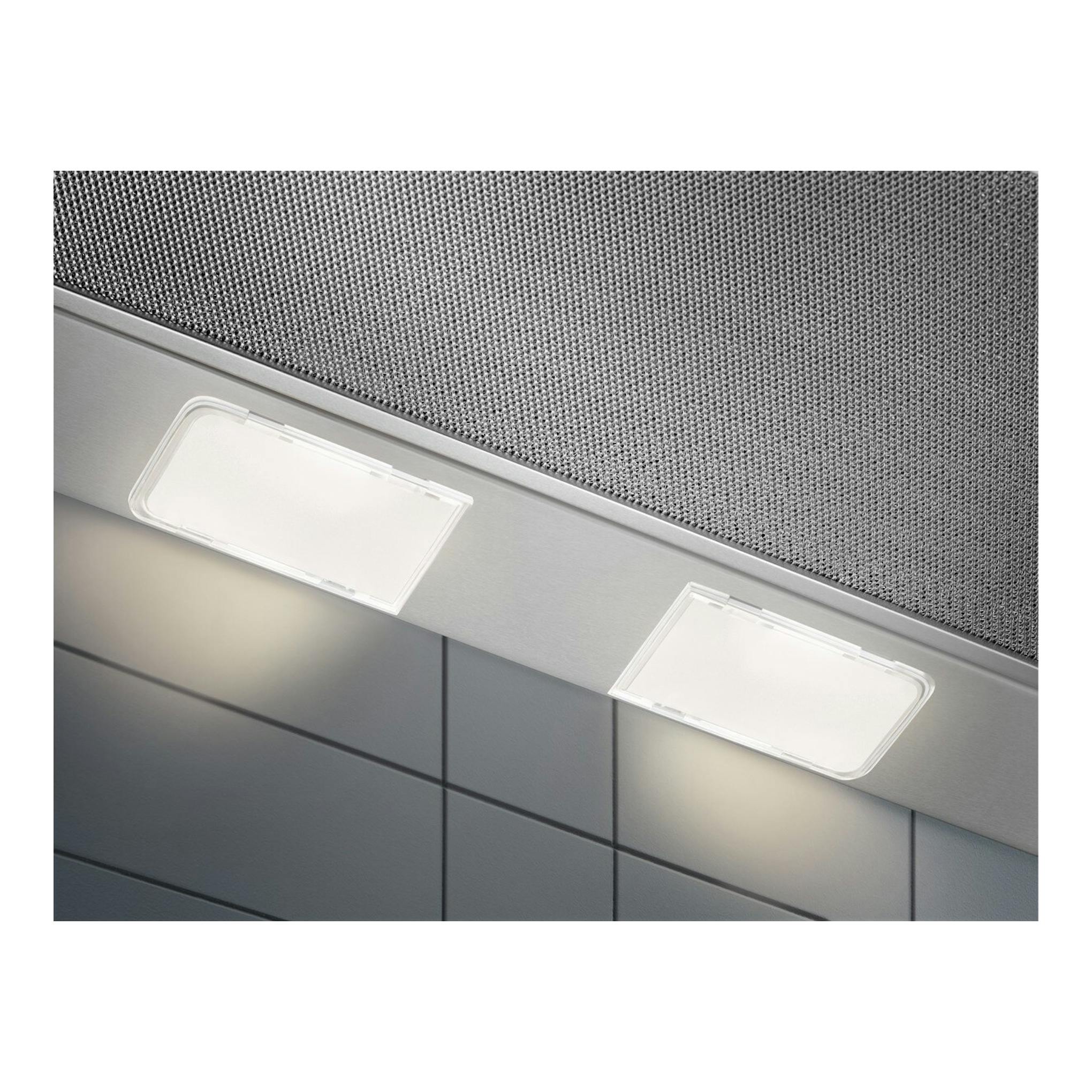 Campana telescópica Electrolux KFP326S en inox, vista inferior en ángulo, con dos luces LED encendidas.