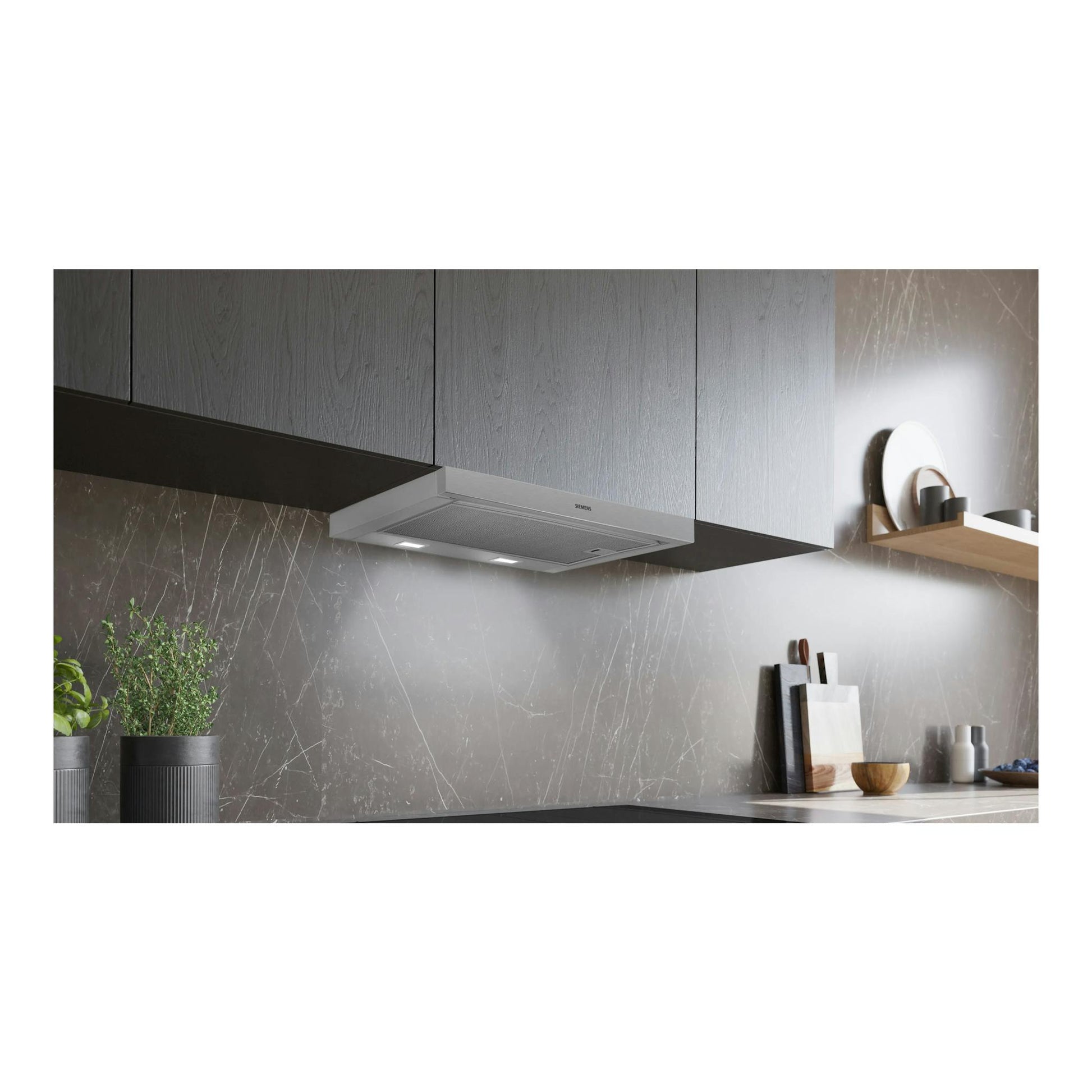 Campana telescópica Siemens LI64MC521 en inox, vista frontal bajo armarios de cocina.