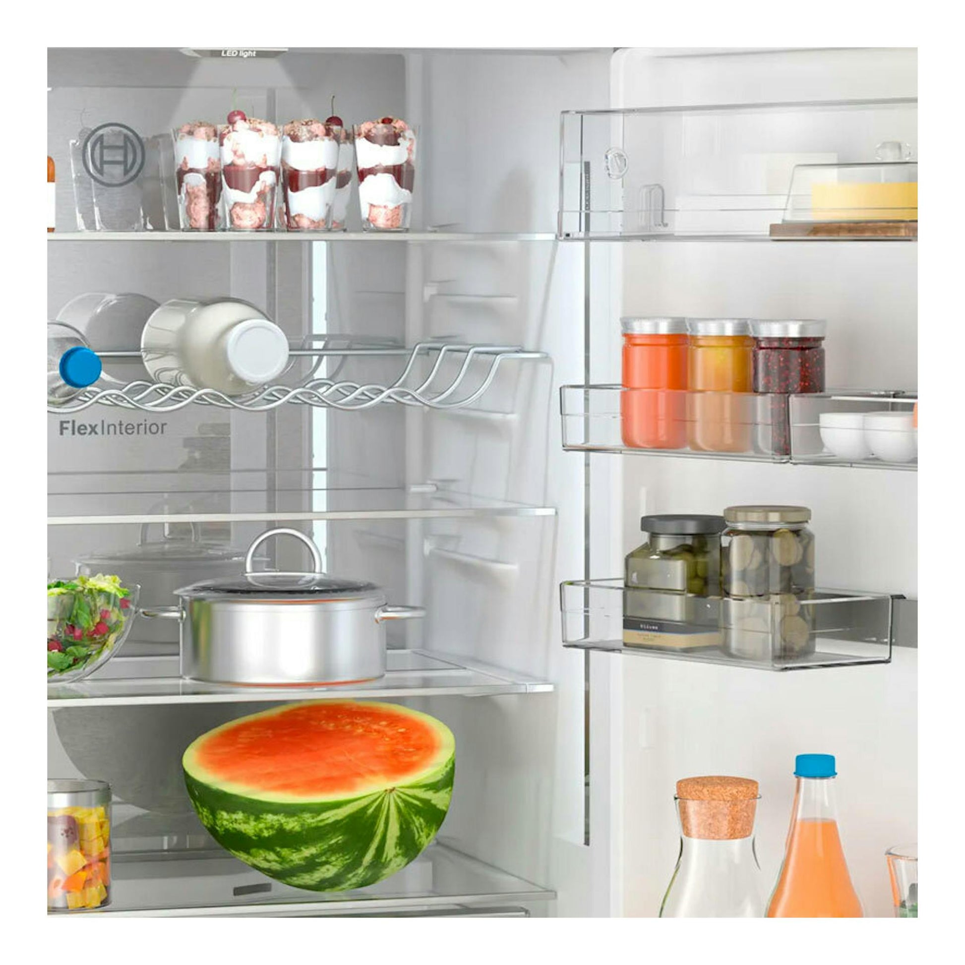 Vista frontal del interior de una combi Bosch KGN49LBCF abierta, con estantes de vidrio, tarros, olla y medio melón.