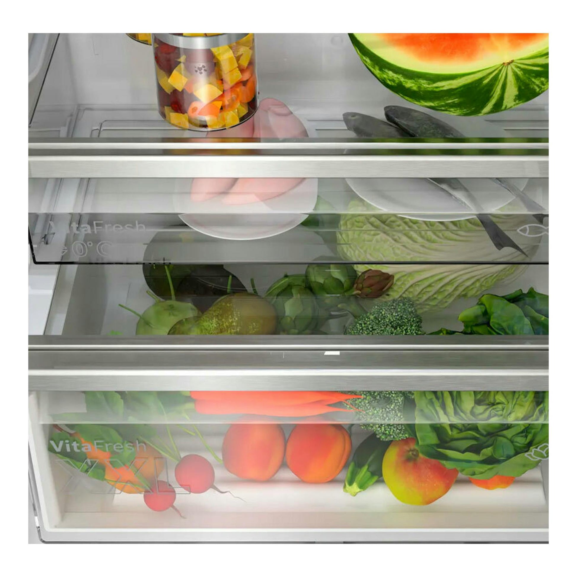 Bosch KGN49LBCF, vista frontal del interior de un frigorífico combi con cajones VitaFresh y alimentos.