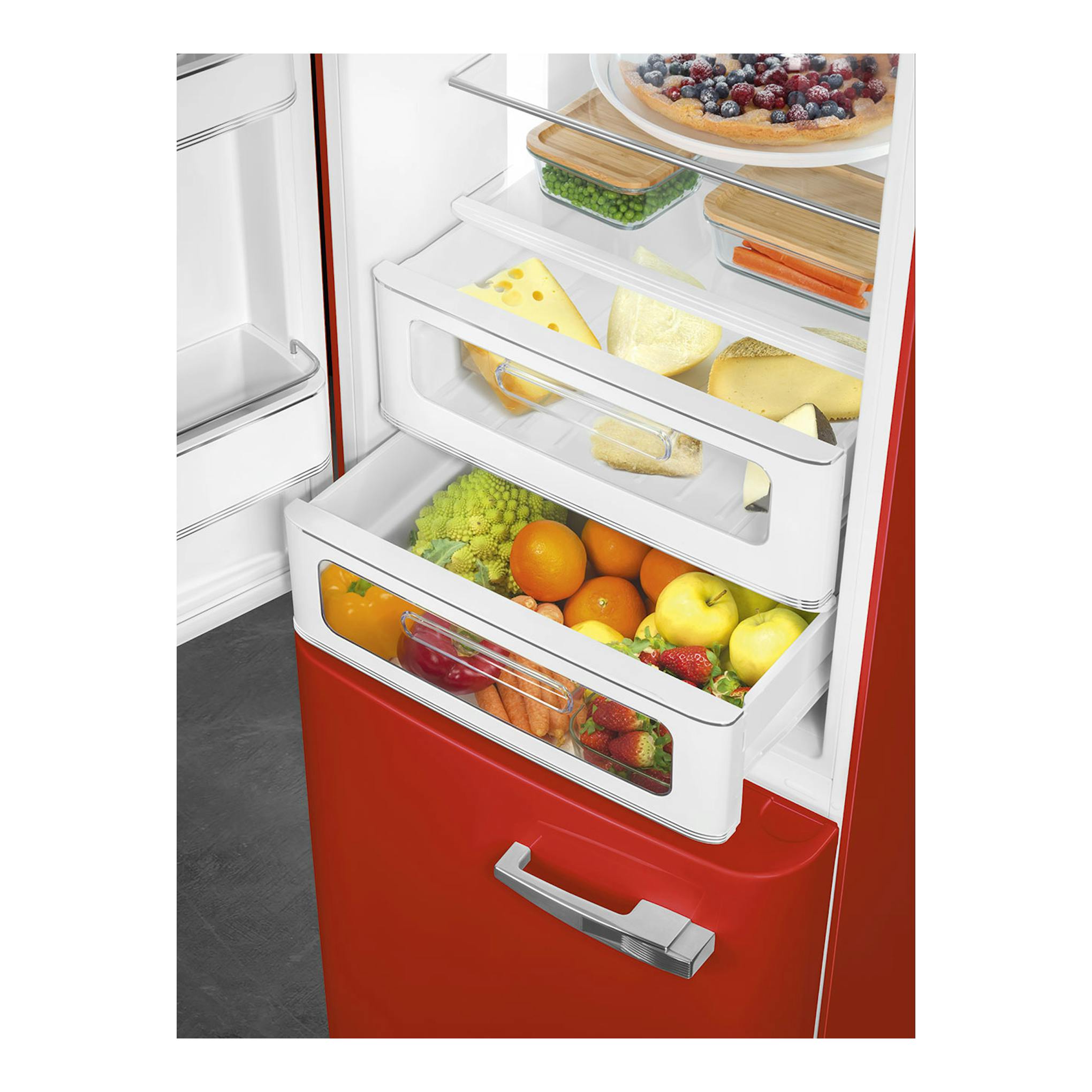 Frigorífico combi Smeg FAB32LRD6 rojo, vista frontal parcial con cajones abiertos y alimentos.