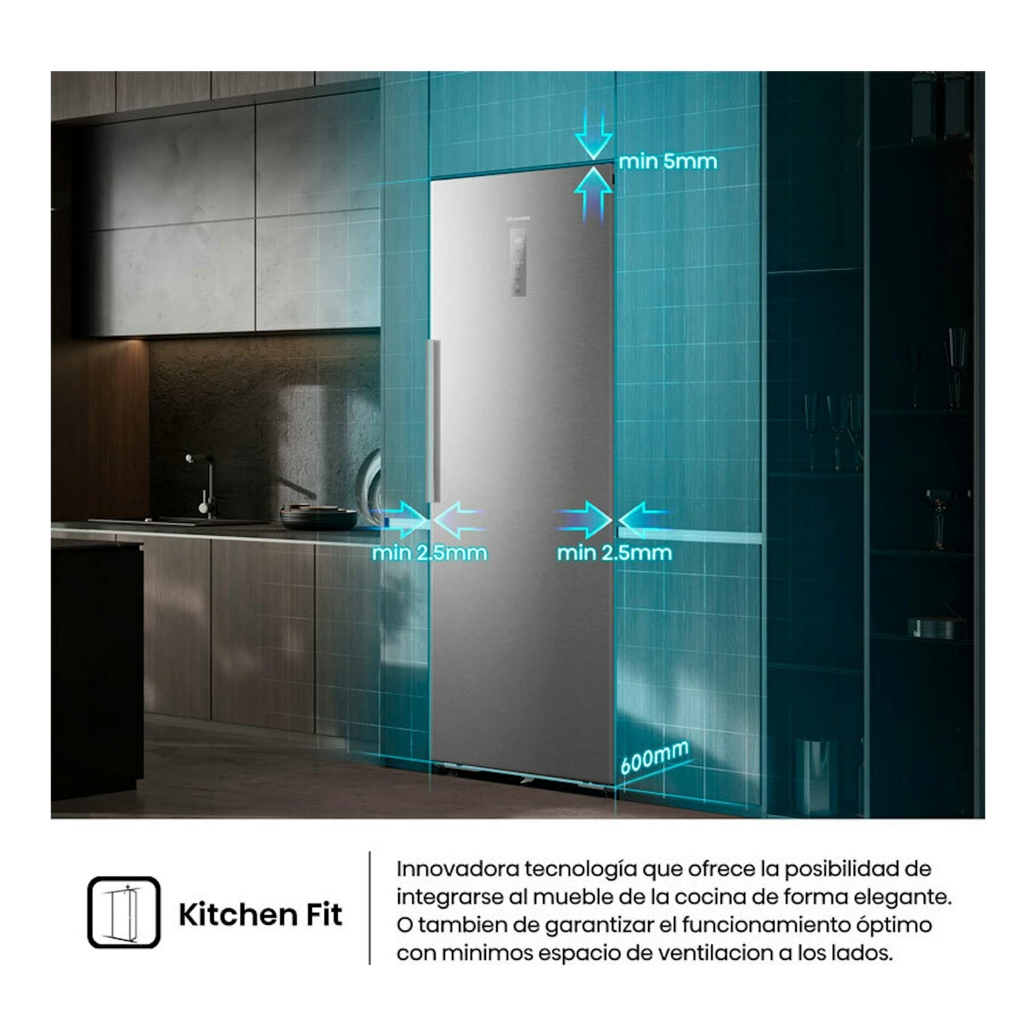 Congelador Hisense FT3K310SAIE inox, visto de frente integrado en cocina, con medidas de ventilación mínimas.
