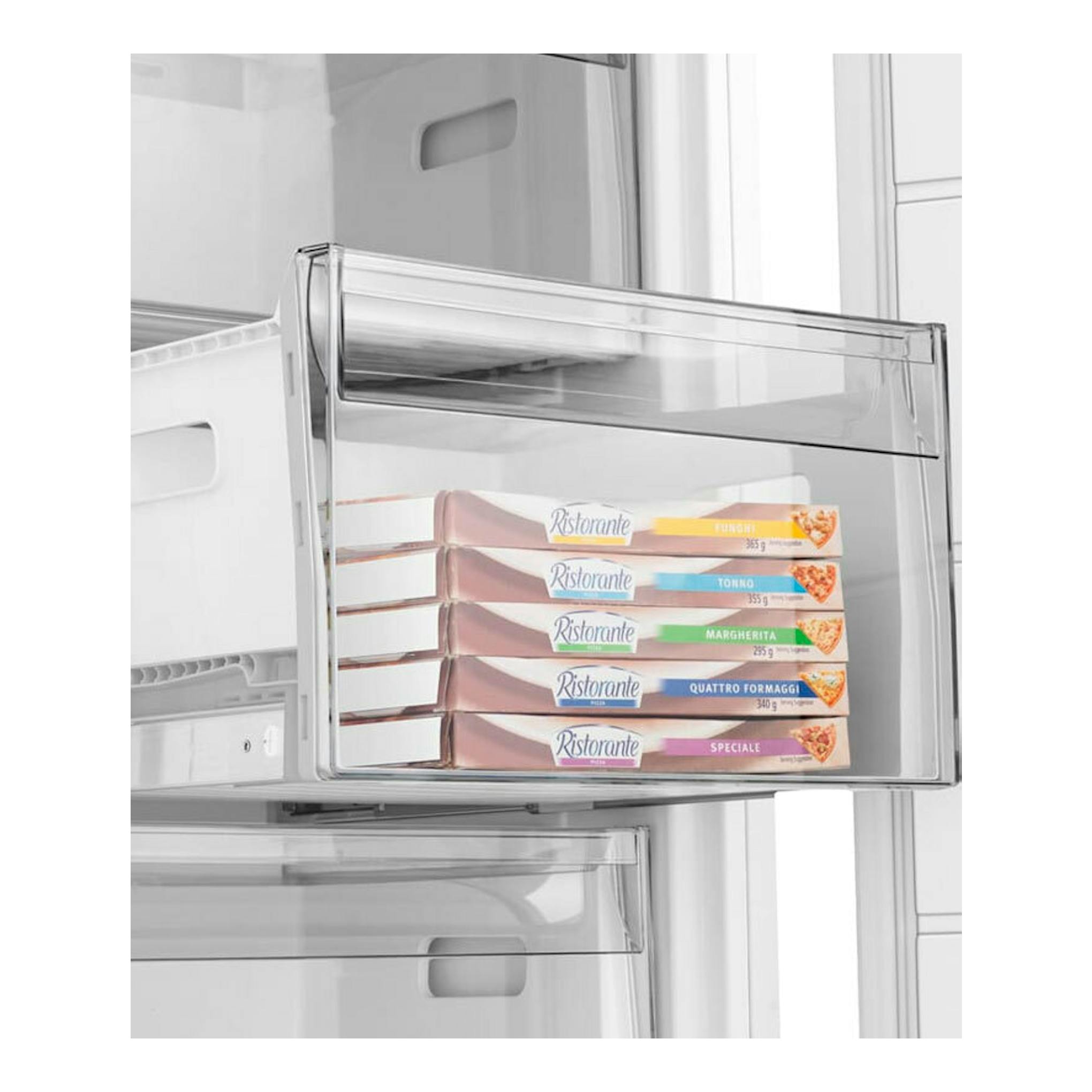 Congelador integrable Hisense FT3B213SAWE, vista interior de un cajón transparente con pizzas congeladas.